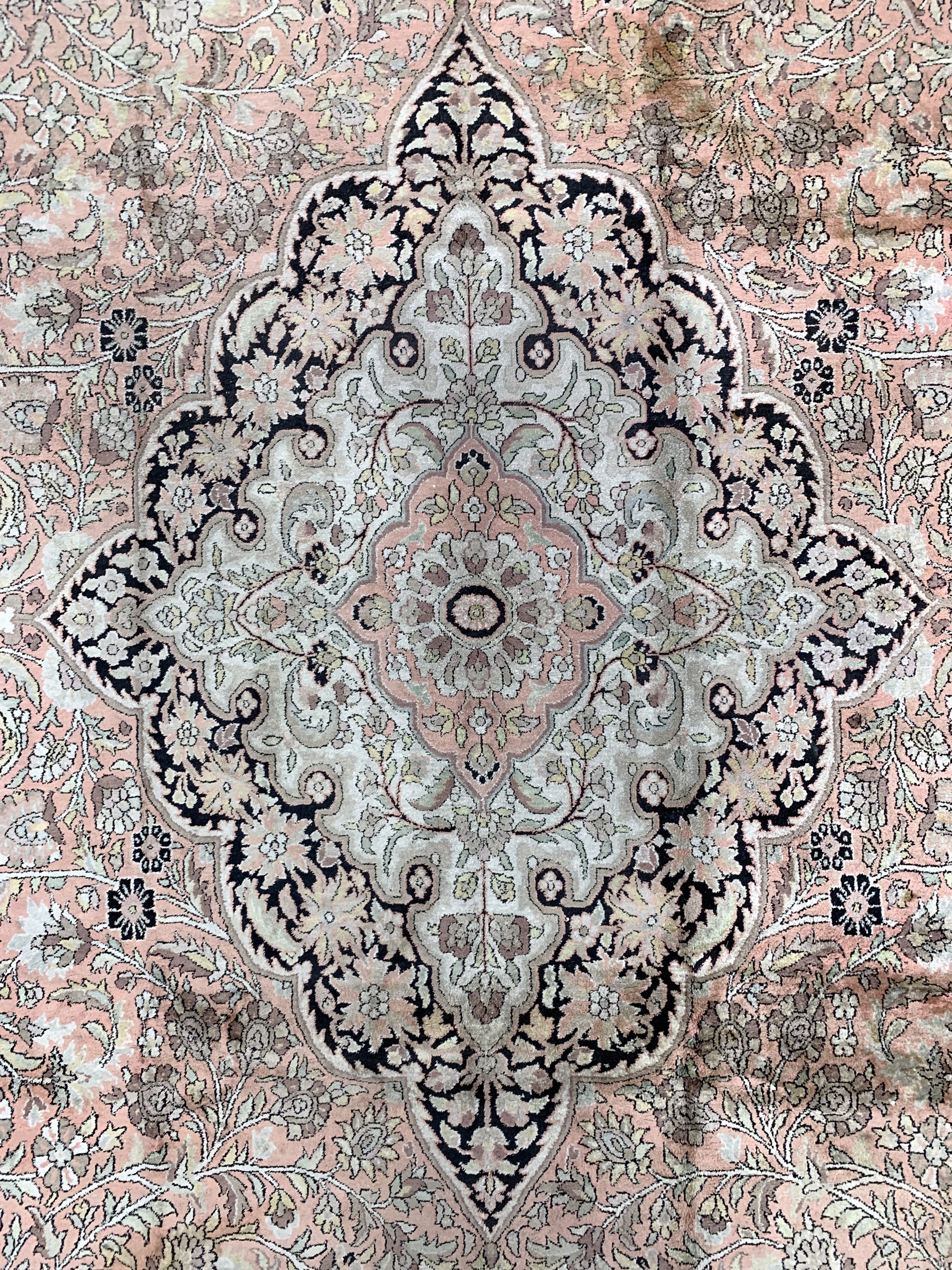 Detail d: Kaschmir Seide Palastteppich, Indien, um 1960, Flor Seidig, ca. 550 x 370 cm, EHZ: 3 (verblaßt)