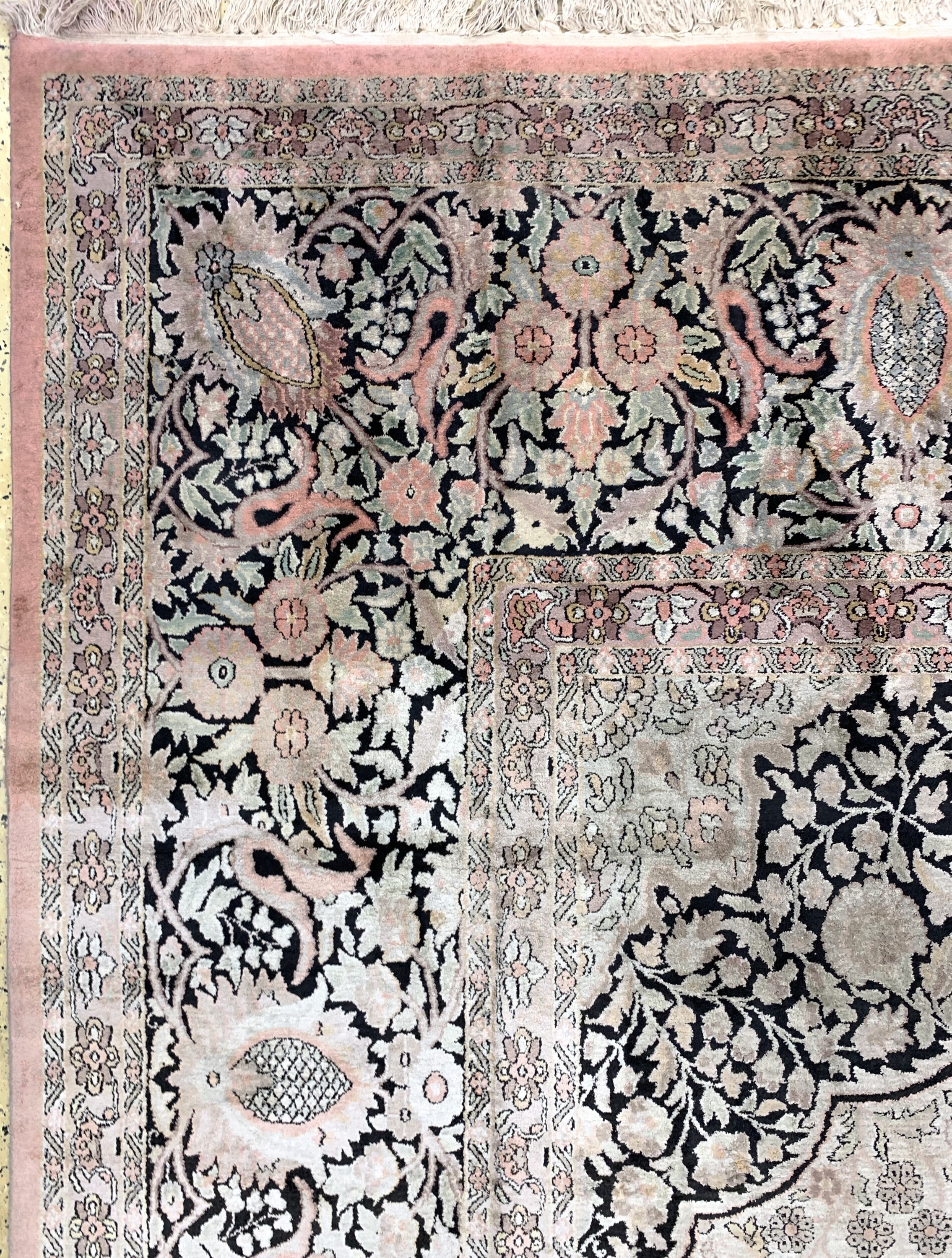 Detail e: Kaschmir Seide Palastteppich, Indien, um 1960, Flor Seidig, ca. 550 x 370 cm, EHZ: 3 (verblaßt)