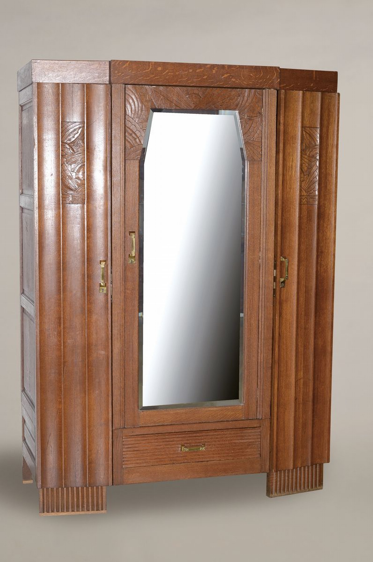 Kleiderschrank, Art-Deco, Frankreich, 30er Jahre, Eiche, Türen mit abstr. geom. Dekor beschnitzt, kannelierte Füße, facettiertes Spiegelglas, ...