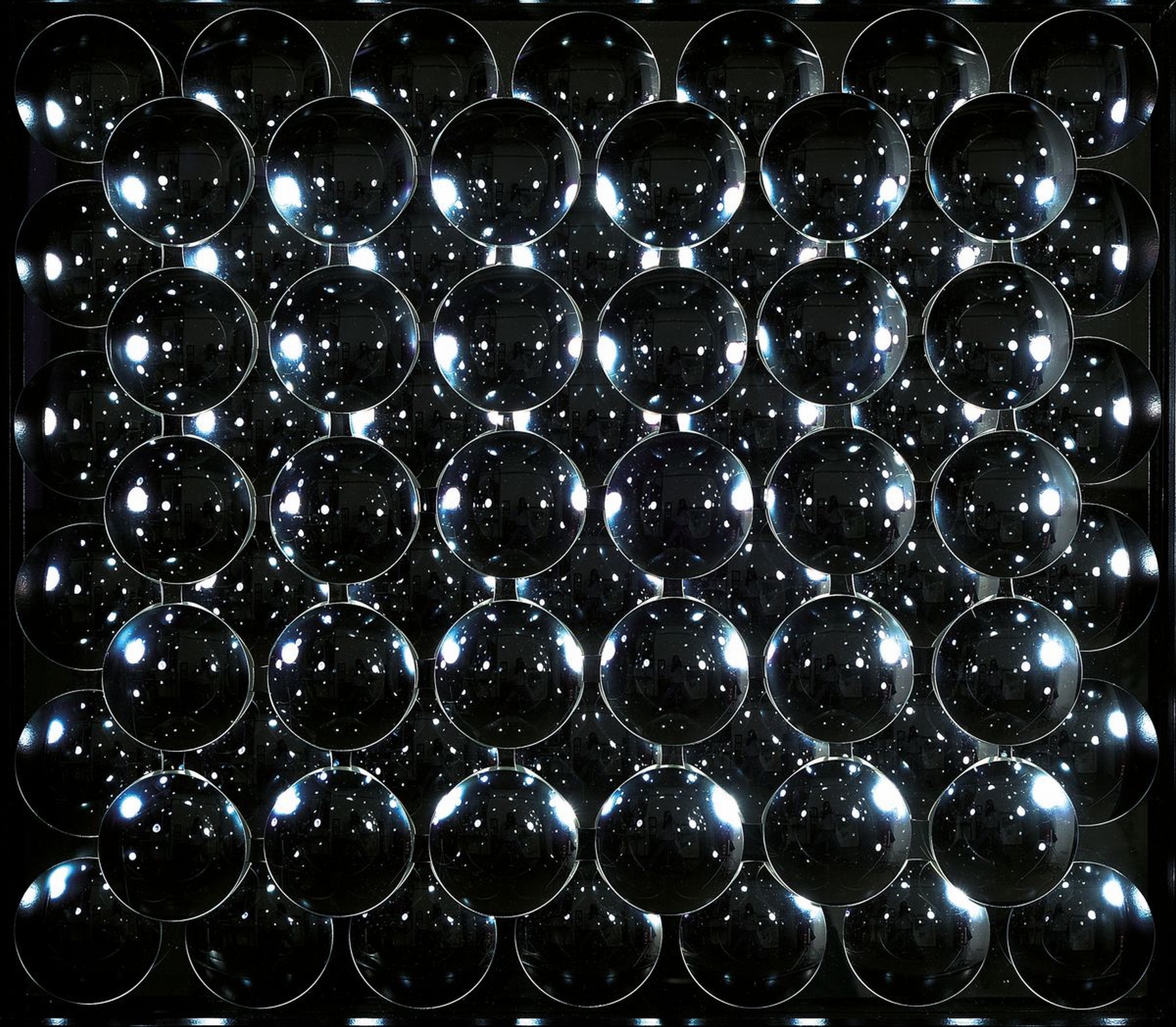Umkreis Adolf Luther, 1912-1990, ohne Titel, Spiegelobjekt, kreisrunde Spiegel in schwarz lackiertem Rahmen über einander arrangiert, unter Glas, ...