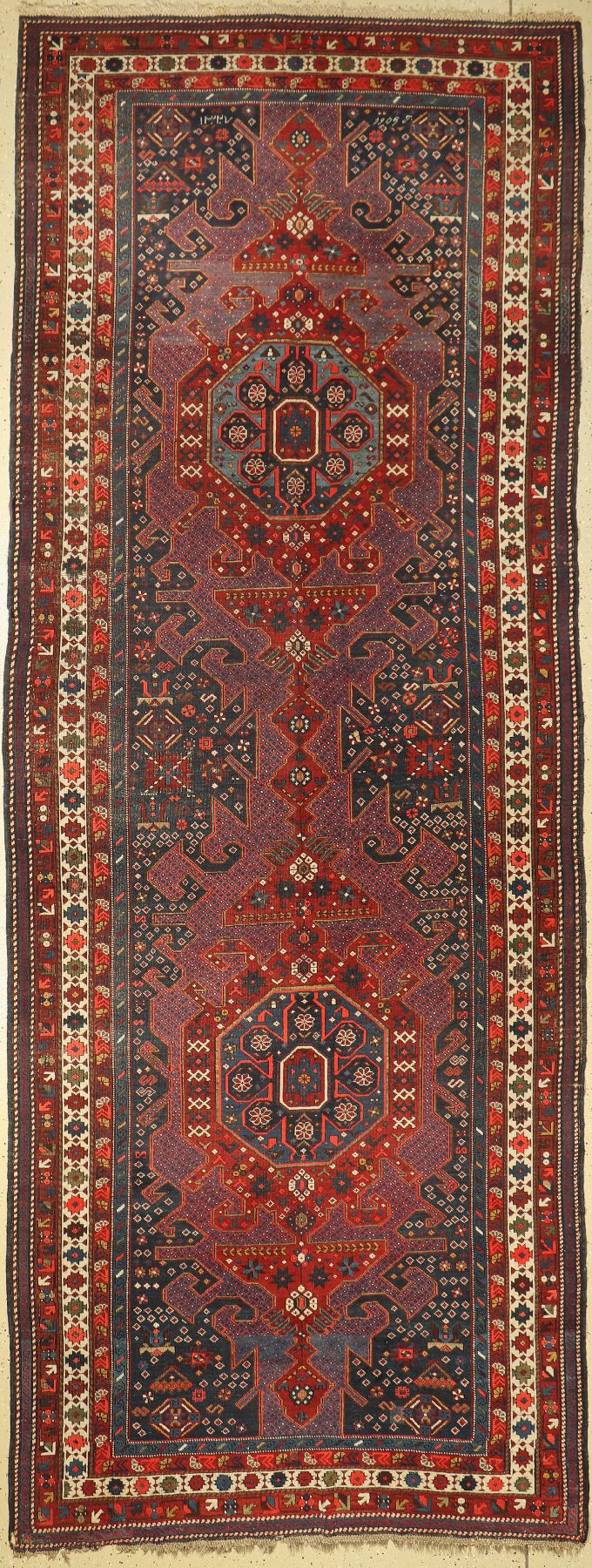 Kazak alt, Kaukasus, um 1930, Wolle auf Wolle, ca. 395 x 150 cm, EHZ: 4