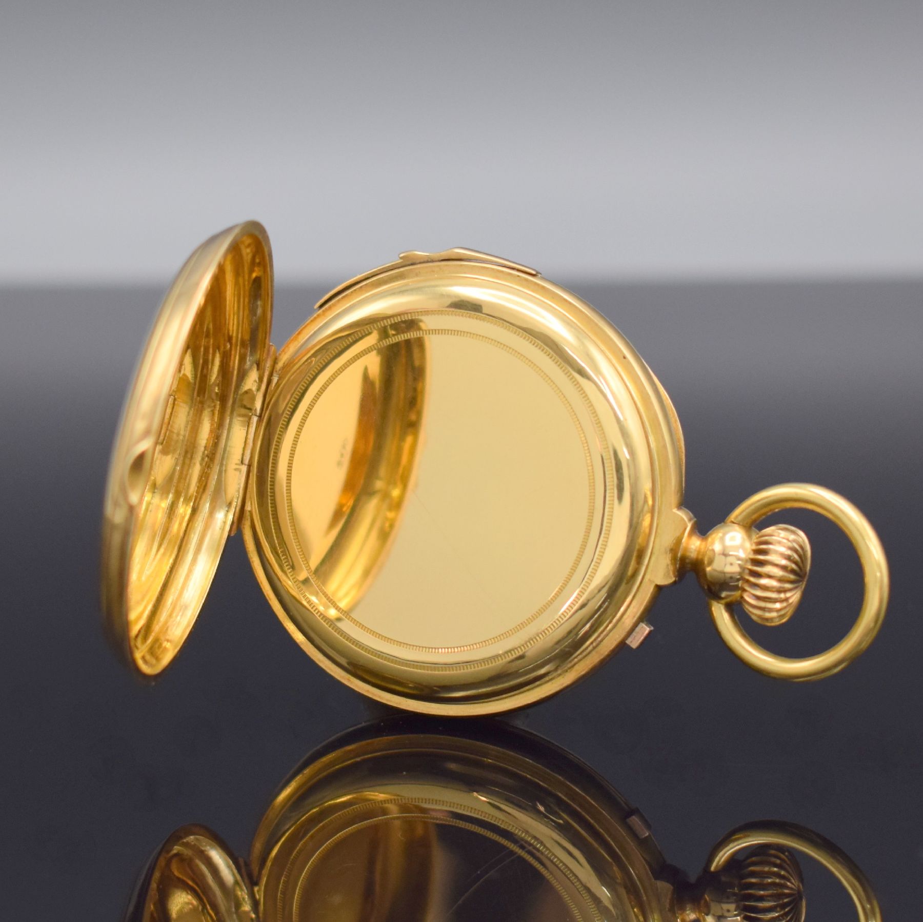 Detail d: Feine offene Taschenuhr m. 1/4 Stunden- Repetition in GG 750/000, Schweiz um 1880, 2-Deckel Goldgeh. m. a-goutte Schlüssen dell., Rückdeckel mit ...