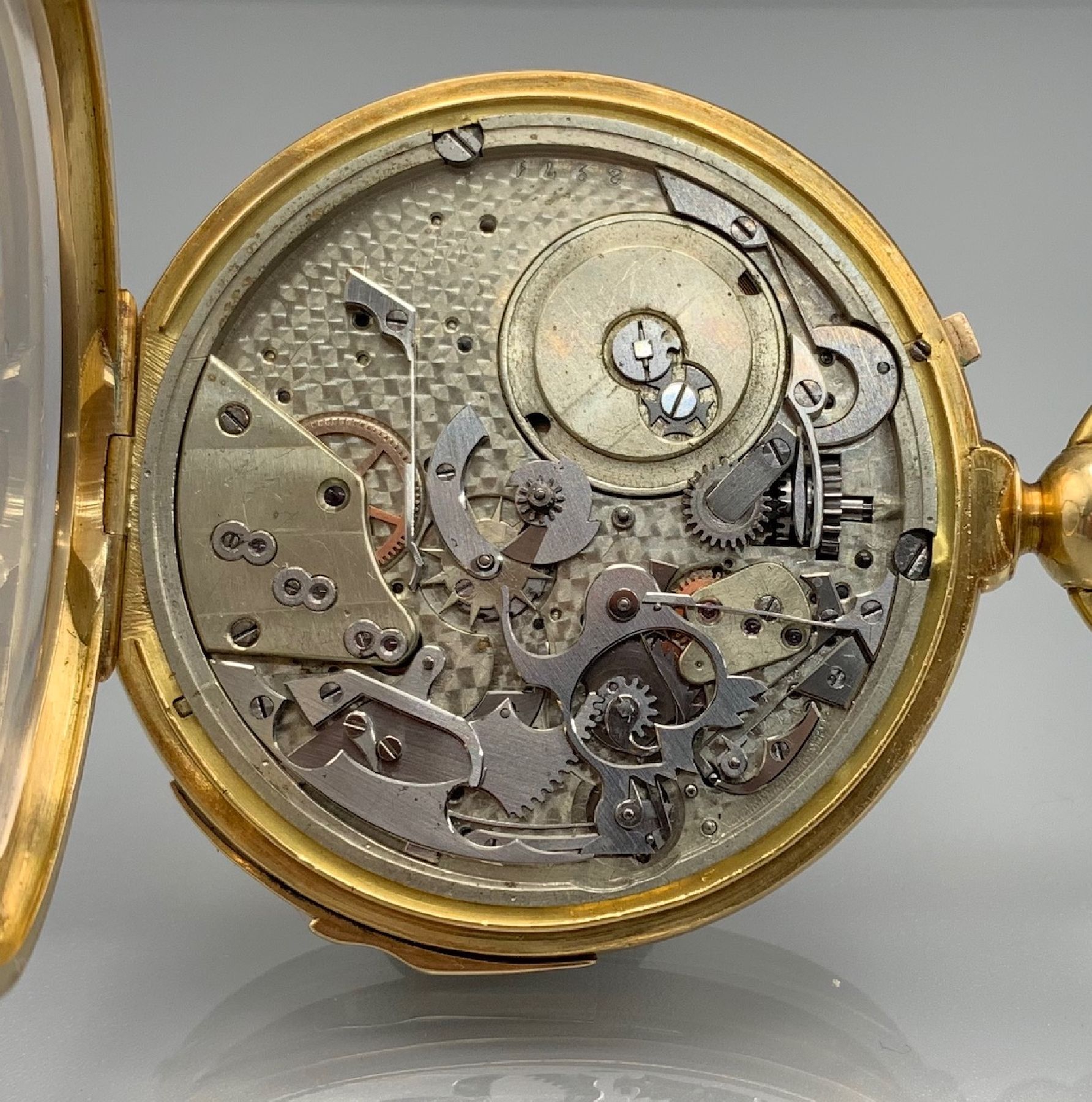 Detail h: Feine offene Taschenuhr m. 1/4 Stunden- Repetition in GG 750/000, Schweiz um 1880, 2-Deckel Goldgeh. m. a-goutte Schlüssen dell., Rückdeckel mit ...
