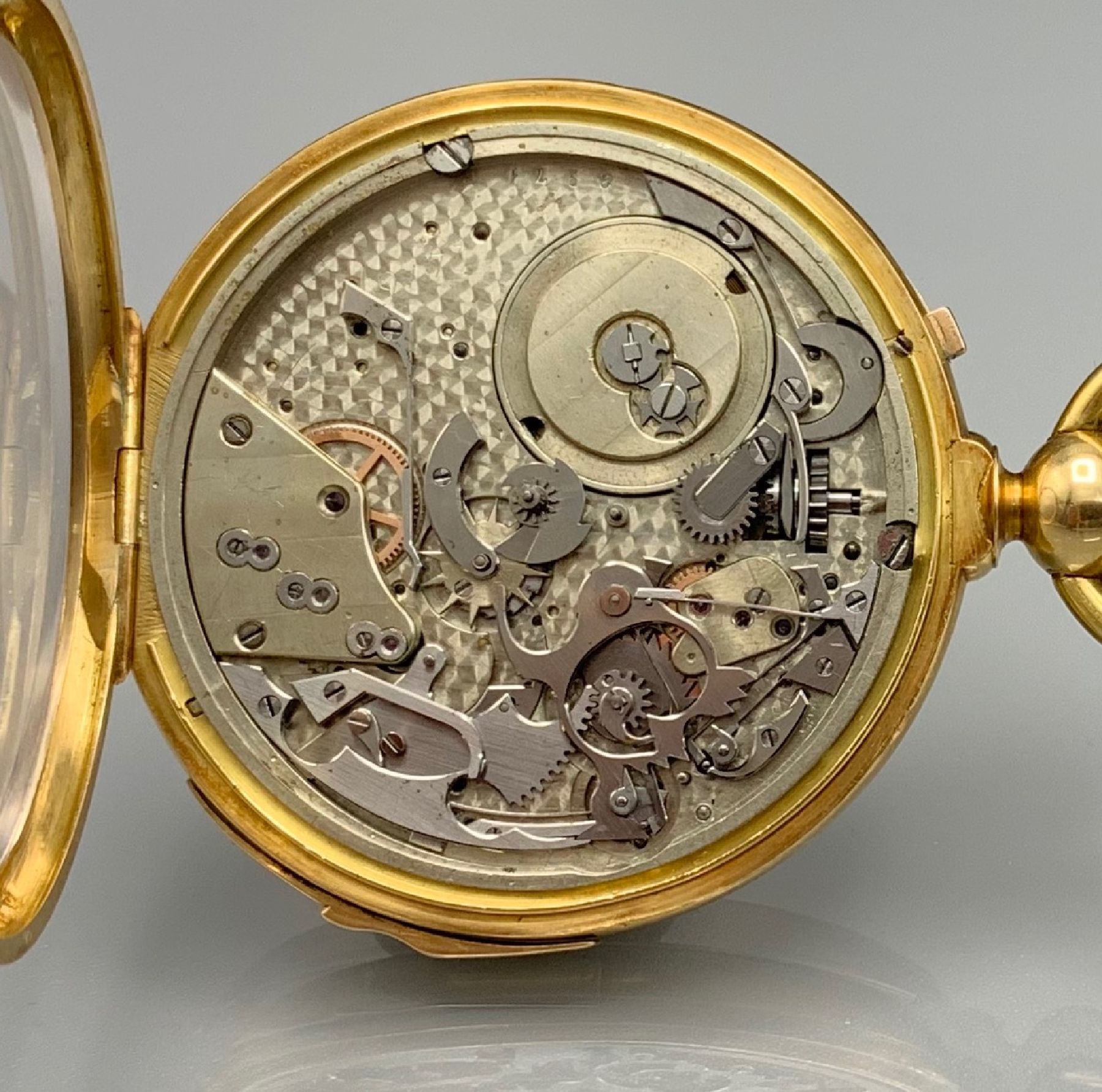 Detail i: Feine offene Taschenuhr m. 1/4 Stunden- Repetition in GG 750/000, Schweiz um 1880, 2-Deckel Goldgeh. m. a-goutte Schlüssen dell., Rückdeckel mit ...