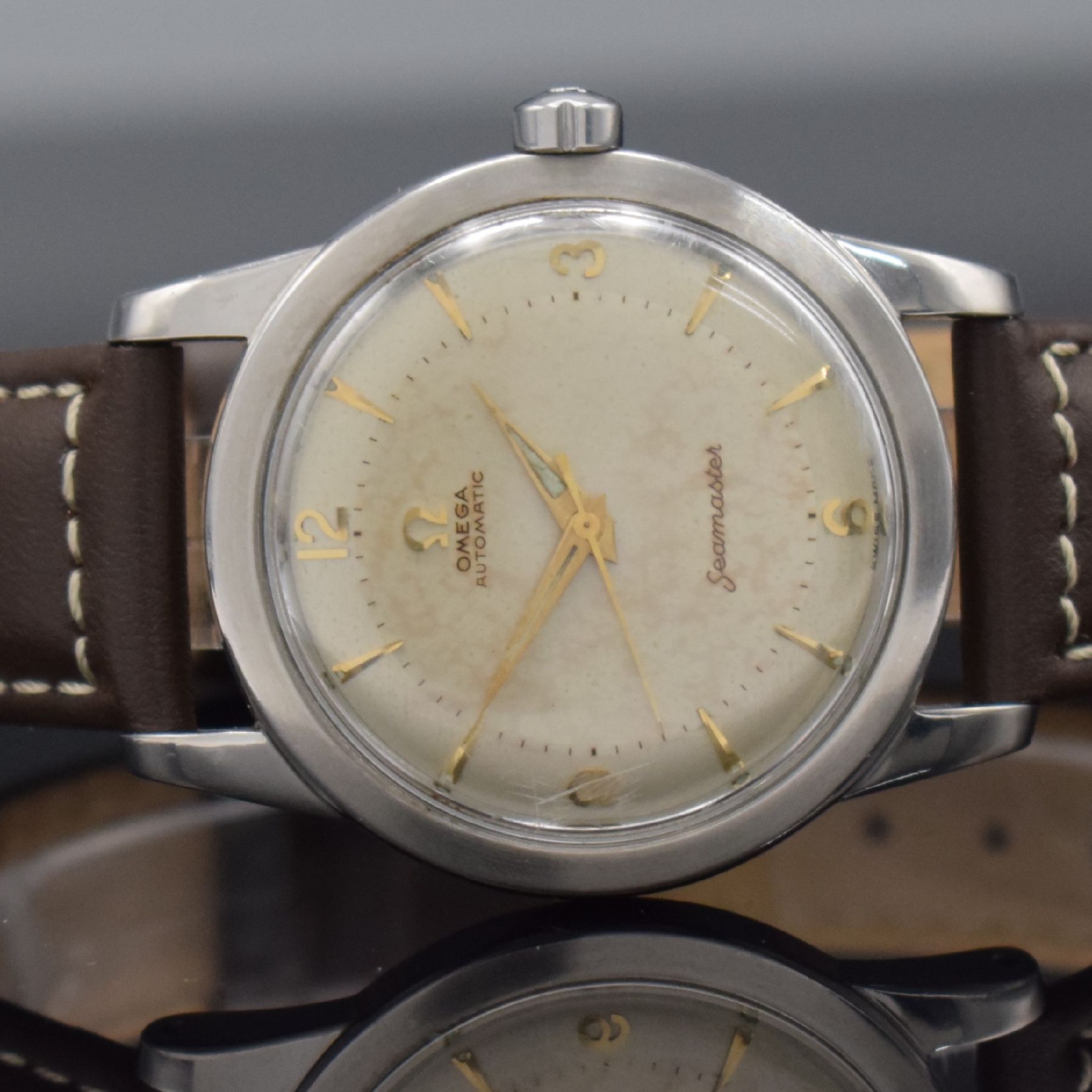Detail a: OMEGA Seamaster Herrenarmbanduhr, Schweiz um 1952, Ref.-Nr. C2577-2, Hammerautomatik, Edelstahl, Boden m. Widmung geschr., silb. Zifferbl. m. gold. ...