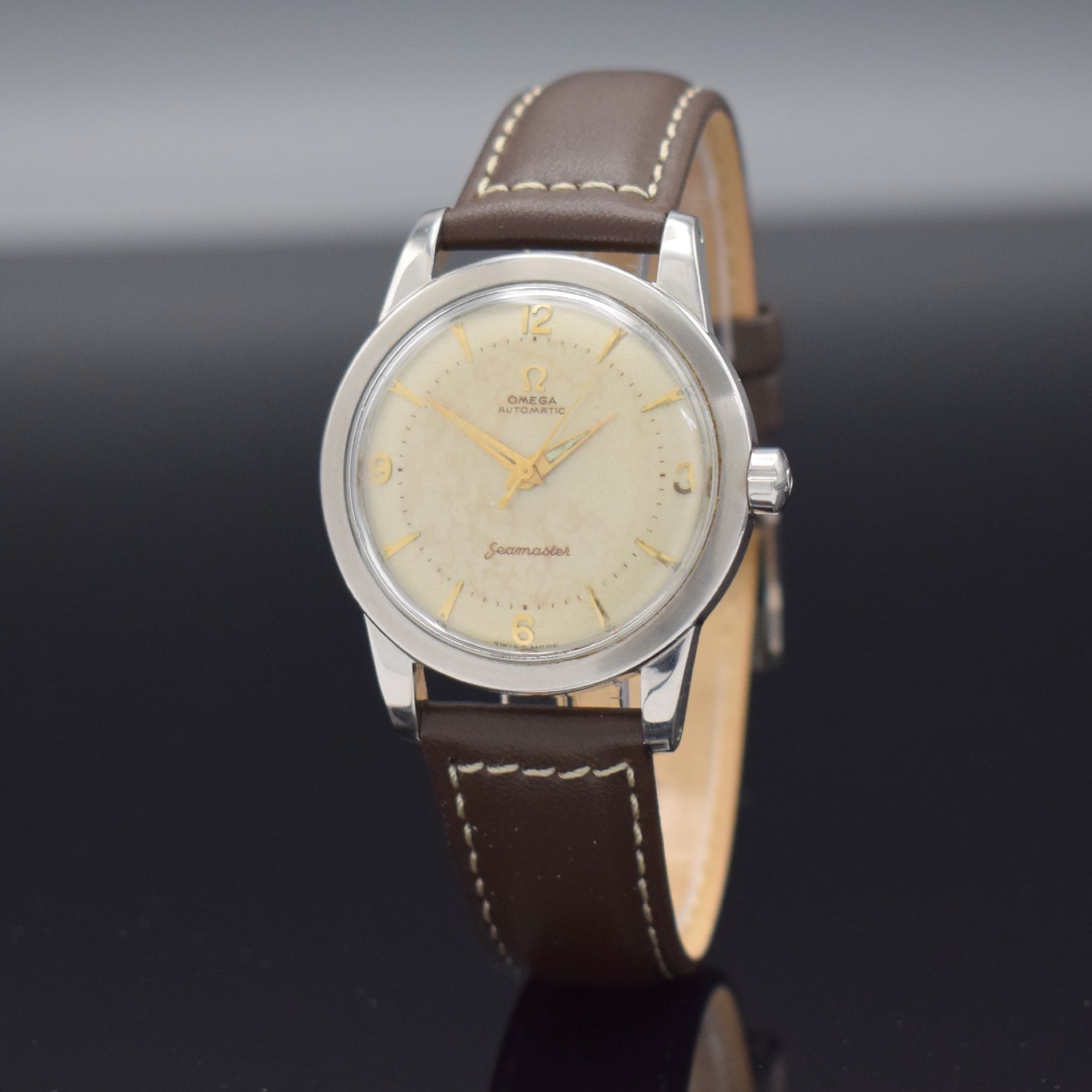 Detail b: OMEGA Seamaster Herrenarmbanduhr, Schweiz um 1952, Ref.-Nr. C2577-2, Hammerautomatik, Edelstahl, Boden m. Widmung geschr., silb. Zifferbl. m. gold. ...