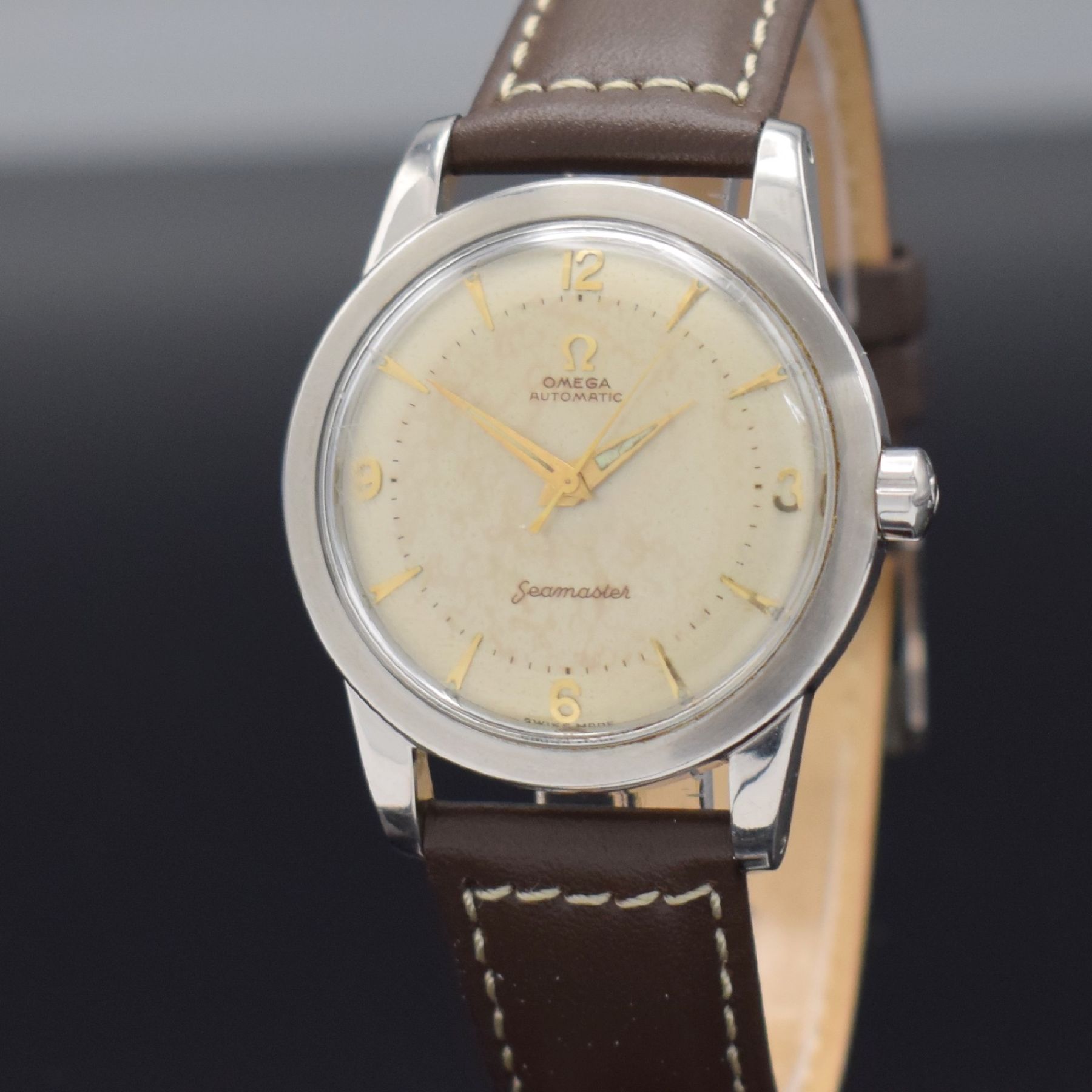 Detail c: OMEGA Seamaster Herrenarmbanduhr, Schweiz um 1952, Ref.-Nr. C2577-2, Hammerautomatik, Edelstahl, Boden m. Widmung geschr., silb. Zifferbl. m. gold. ...