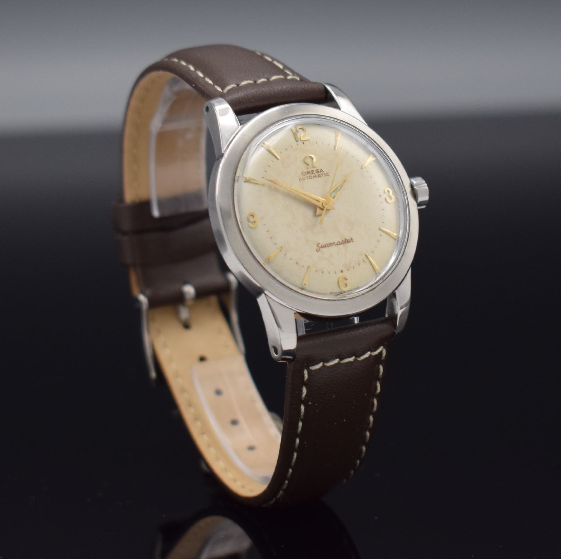 Detail d: OMEGA Seamaster Herrenarmbanduhr, Schweiz um 1952, Ref.-Nr. C2577-2, Hammerautomatik, Edelstahl, Boden m. Widmung geschr., silb. Zifferbl. m. gold. ...