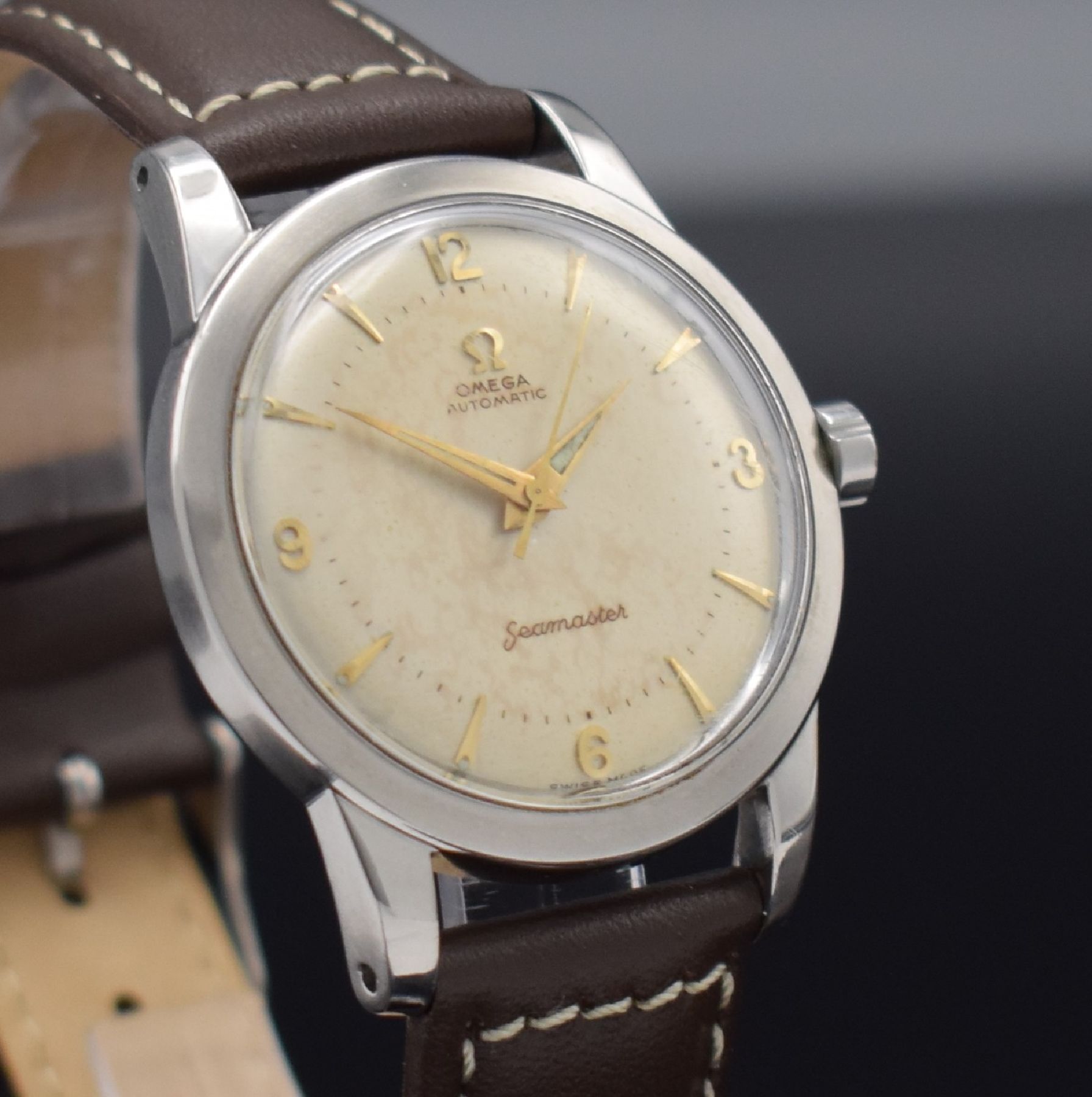Detail e: OMEGA Seamaster Herrenarmbanduhr, Schweiz um 1952, Ref.-Nr. C2577-2, Hammerautomatik, Edelstahl, Boden m. Widmung geschr., silb. Zifferbl. m. gold. ...