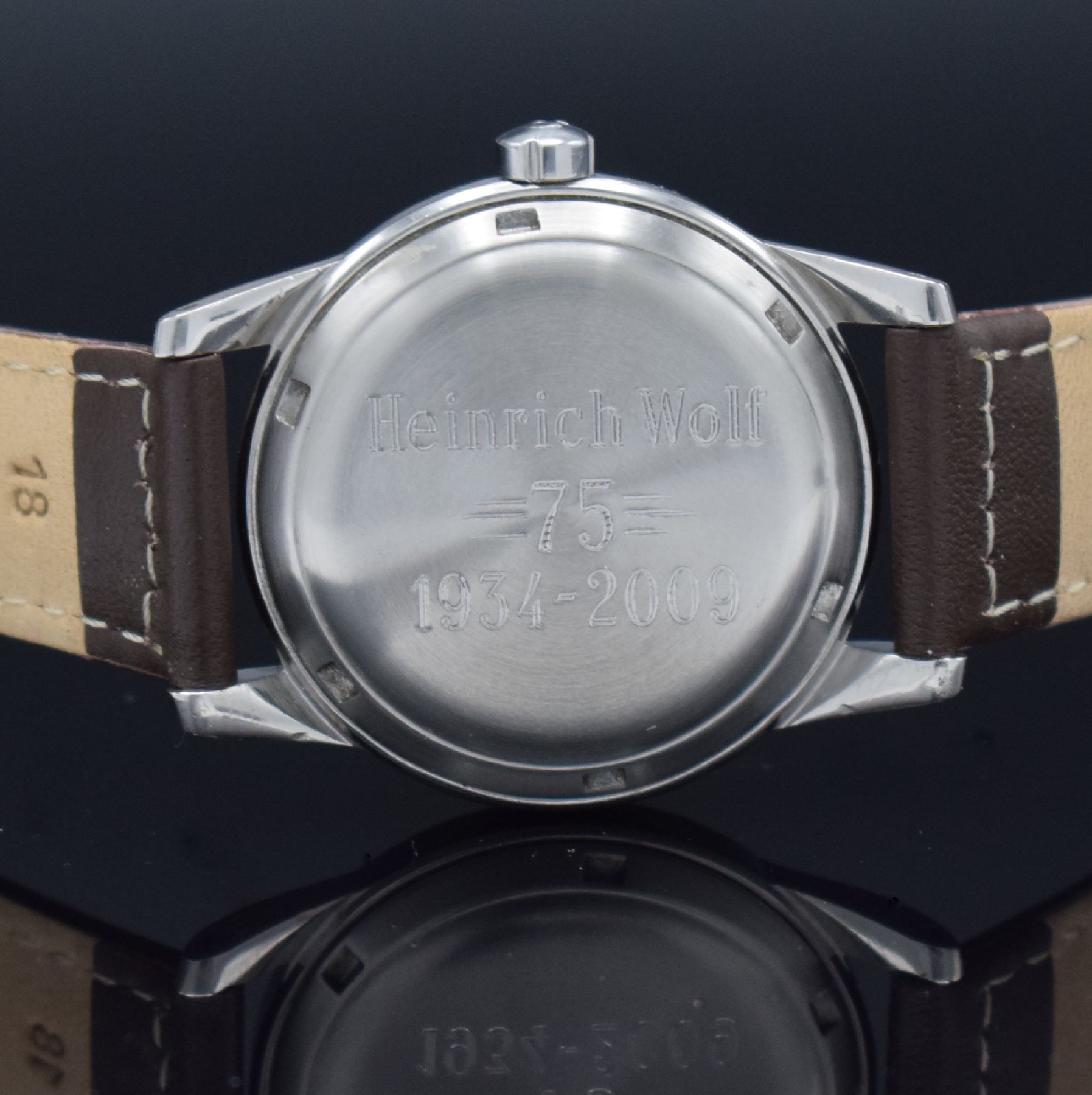 Detail f: OMEGA Seamaster Herrenarmbanduhr, Schweiz um 1952, Ref.-Nr. C2577-2, Hammerautomatik, Edelstahl, Boden m. Widmung geschr., silb. Zifferbl. m. gold. ...
