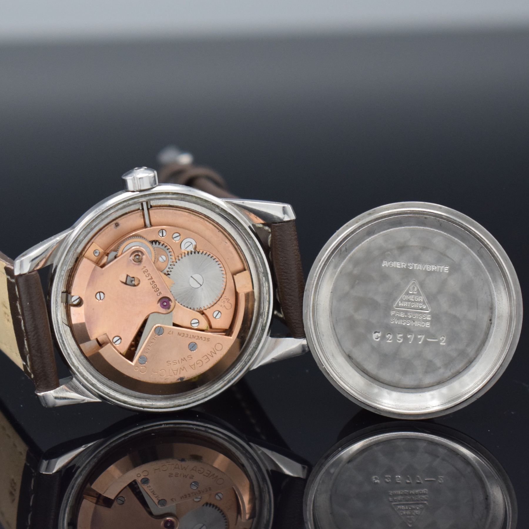 Detail g: OMEGA Seamaster Herrenarmbanduhr, Schweiz um 1952, Ref.-Nr. C2577-2, Hammerautomatik, Edelstahl, Boden m. Widmung geschr., silb. Zifferbl. m. gold. ...