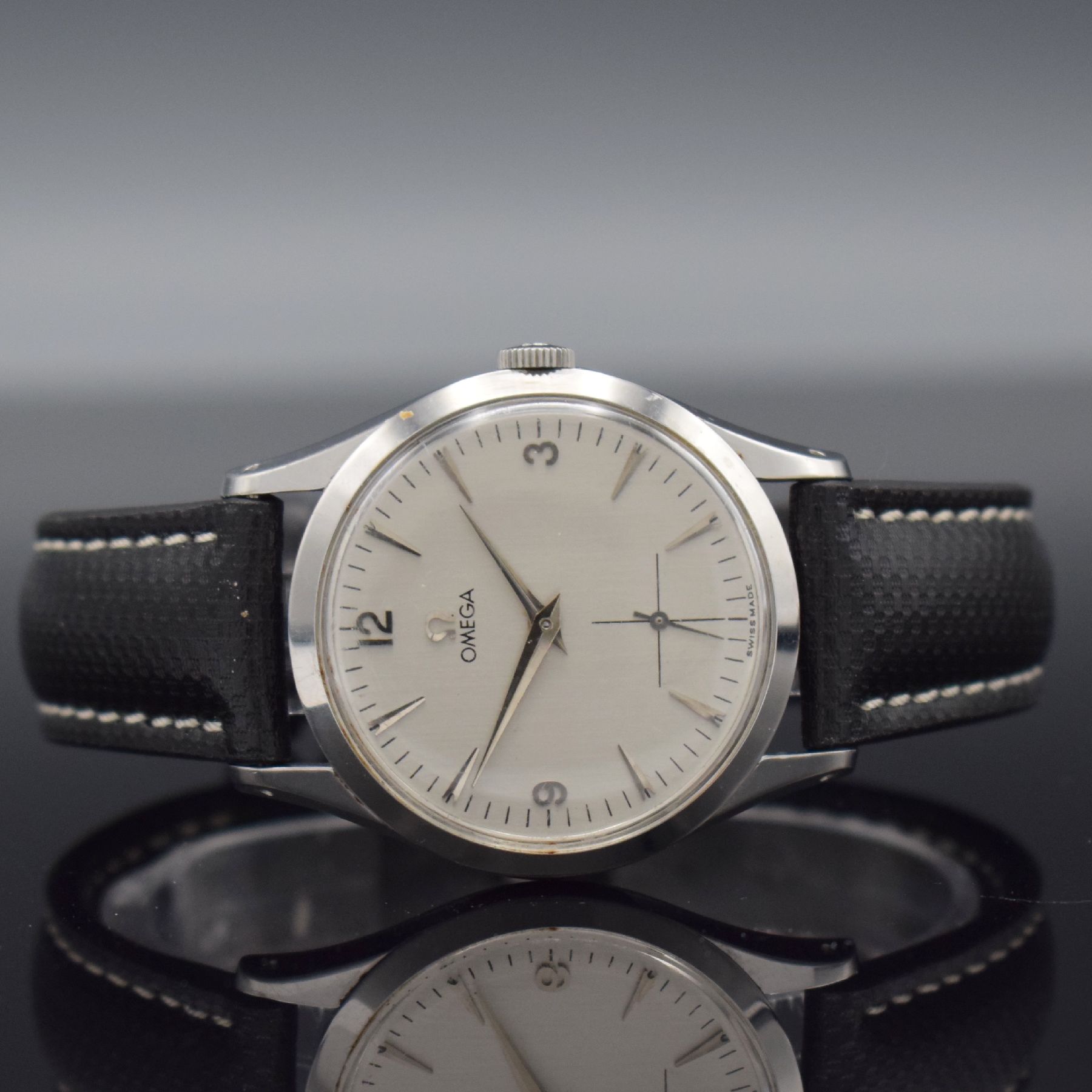 OMEGA Herrenarmbanduhr in Stahl Ref. 2750-1, Schweiz um 1954, Handaufzug, 3-teil. Gehäuse, Boden & Glasrand aufgedr., silb. Zifferbl. mit aufges. ...