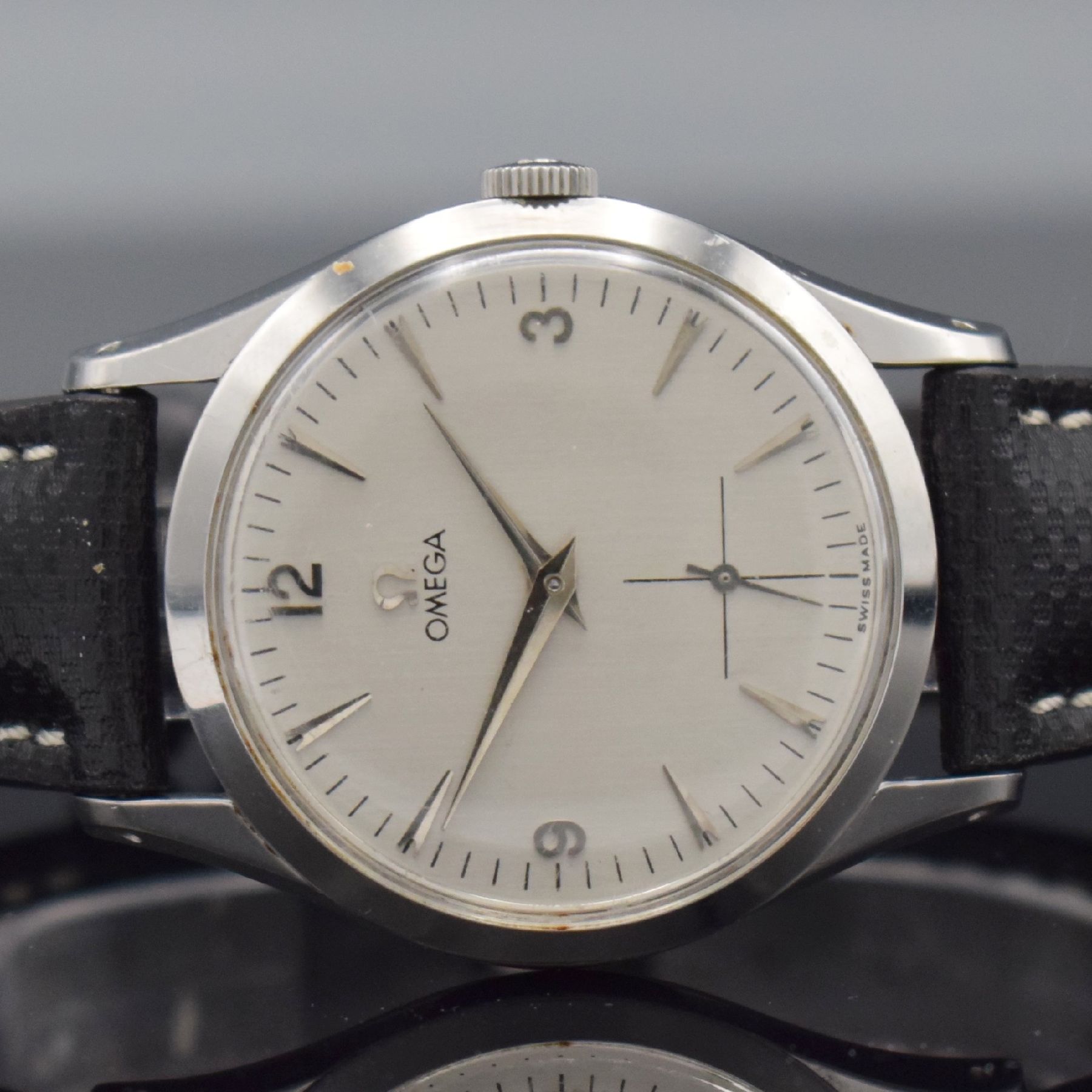 Detail a: OMEGA Herrenarmbanduhr in Stahl Ref. 2750-1, Schweiz um 1954, Handaufzug, 3-teil. Gehäuse, Boden & Glasrand aufgedr., silb. Zifferbl. mit aufges. ...