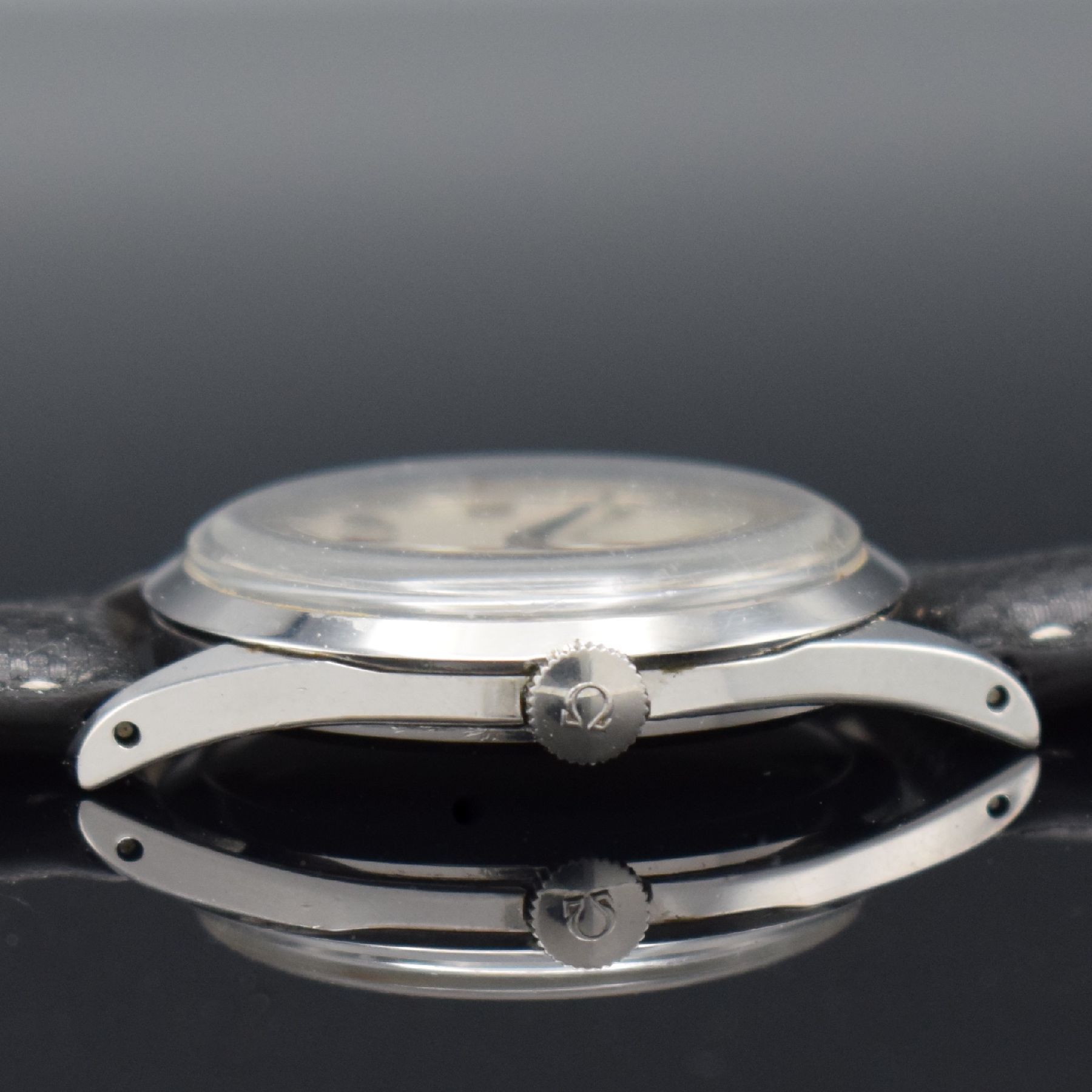 Detail c: OMEGA Herrenarmbanduhr in Stahl Ref. 2750-1, Schweiz um 1954, Handaufzug, 3-teil. Gehäuse, Boden & Glasrand aufgedr., silb. Zifferbl. mit aufges. ...