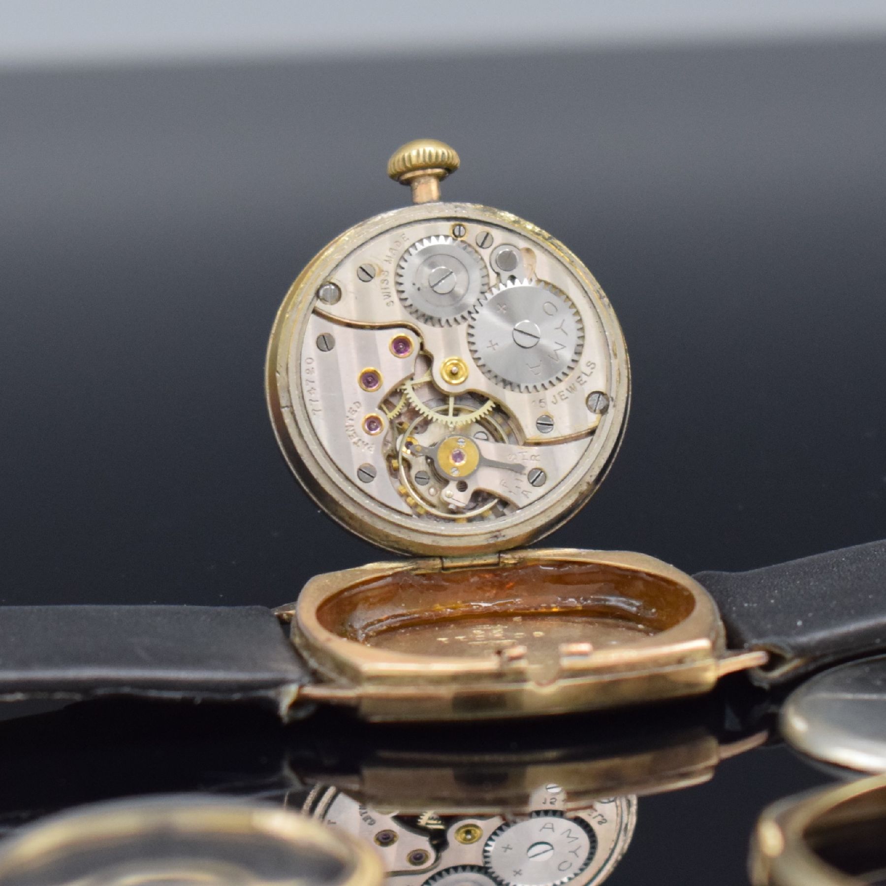 Detail i: CYMA / J. W. BENSON Armbanduhr in GG 375/000, Schweiz f. brit. Markt um 1930, Handaufzug, aufw. Geh. v. F. Borgel m. geschraubter Lünette, weißes ...