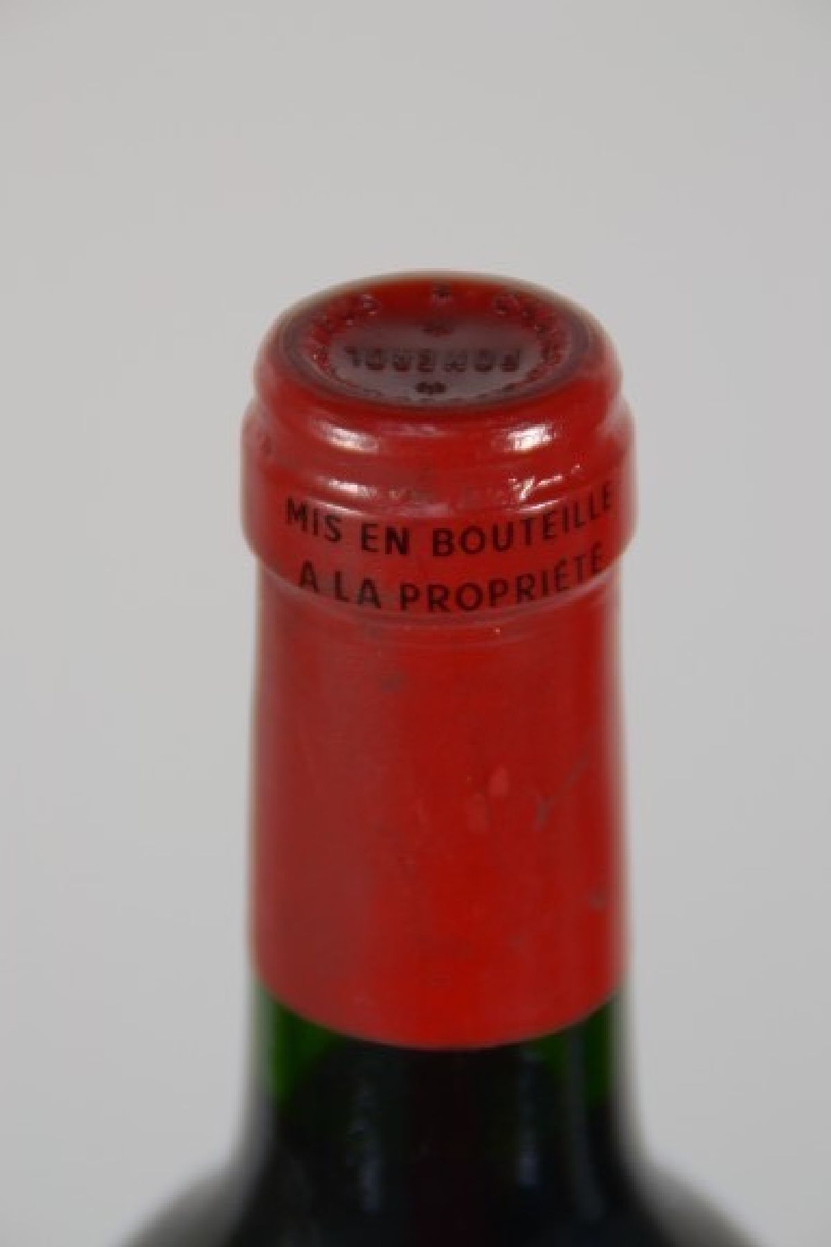 Detail b: 1 Flasche Chateau la Fleur-Petrus, 2001, Pomerol, 0.75l, orig. verkorkt, unverkostet, Etikett mit Wasserschaden