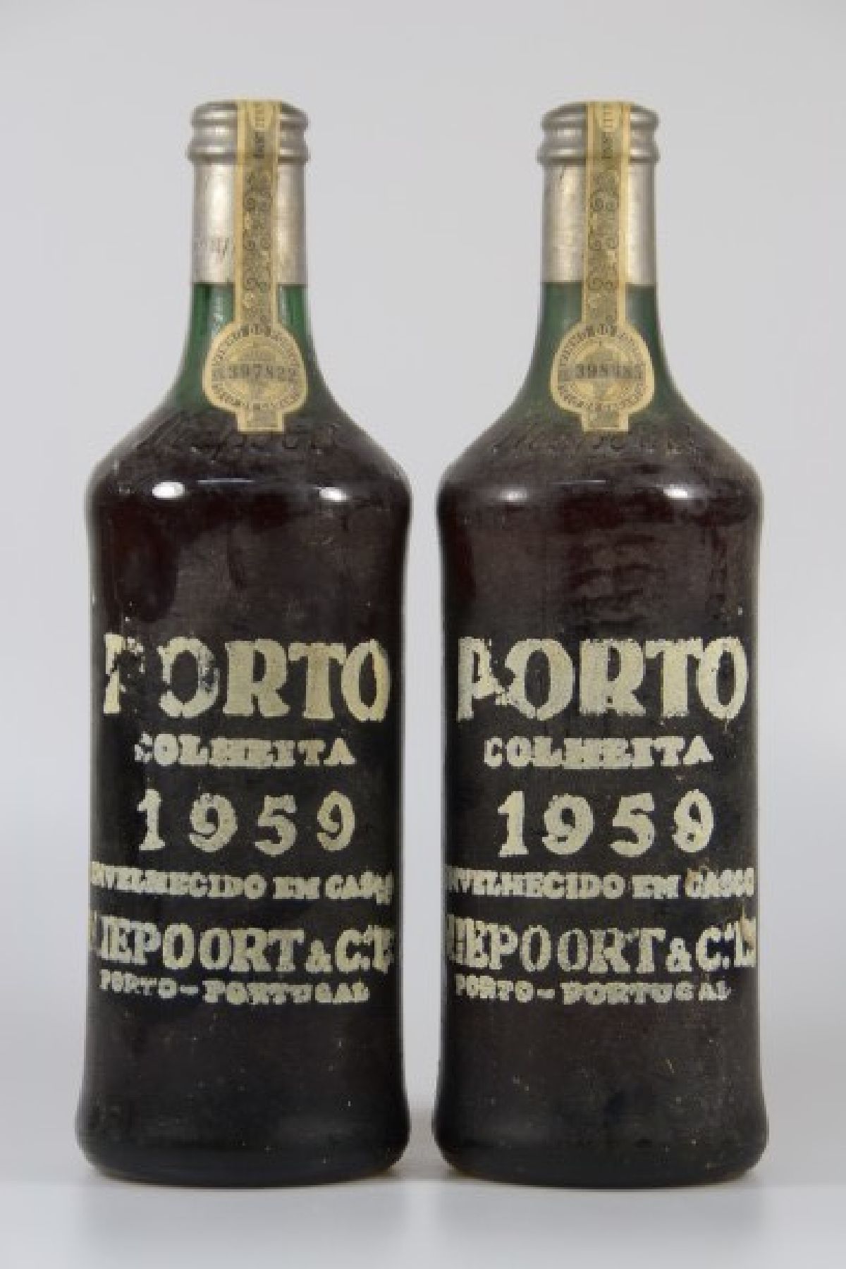 Detail c: 4 Flaschen Portwein, darunter 2 Fl. Porto Colheita 1959, ca. 75 cl, 21,1 Vol., Füllstand ca. mid shoulder, guter Erhaltungszustand, unverkostet, 1 ...