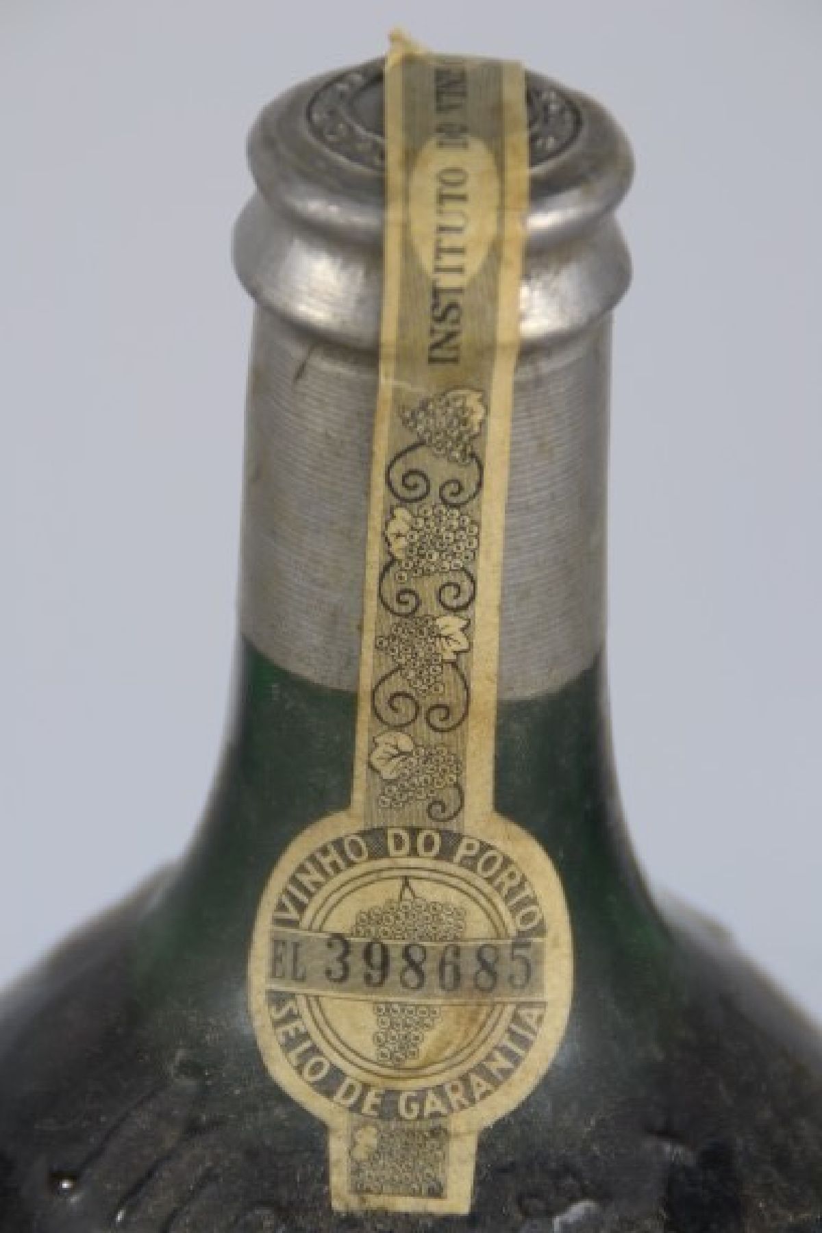 Detail e: 4 Flaschen Portwein, darunter 2 Fl. Porto Colheita 1959, ca. 75 cl, 21,1 Vol., Füllstand ca. mid shoulder, guter Erhaltungszustand, unverkostet, 1 ...