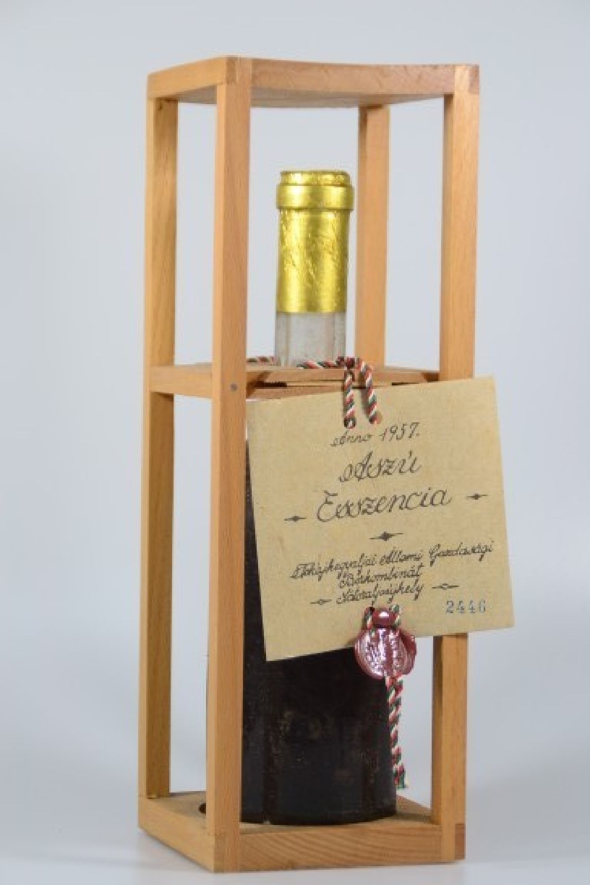 1 Flasche Tokaji Aszu Eszencia Ungarn 1957, ca. 75 cl, mid soulder unverkostet, orig. verkorkt