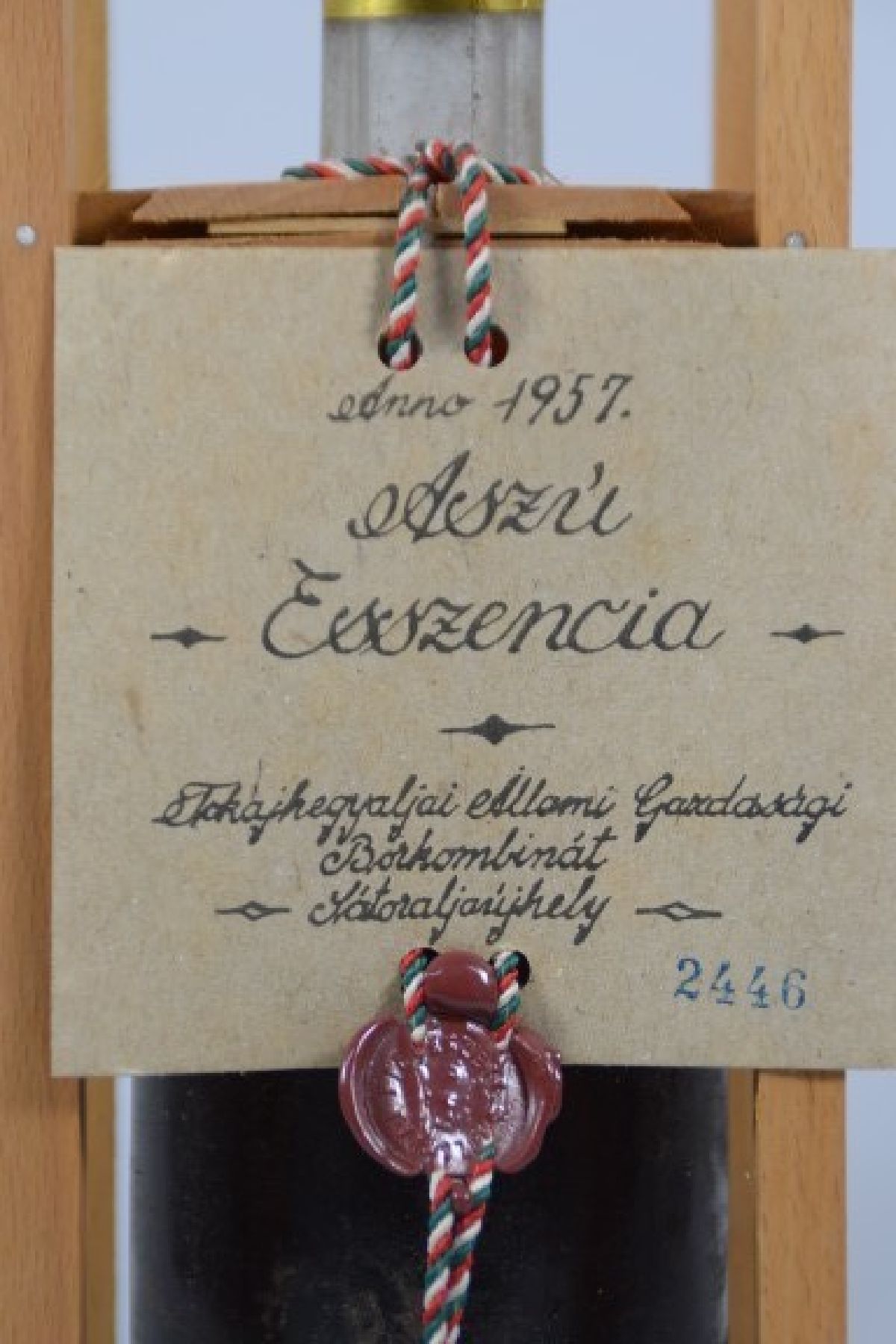 Detail a: 1 Flasche Tokaji Aszu Eszencia Ungarn 1957, ca. 75 cl, mid soulder unverkostet, orig. verkorkt