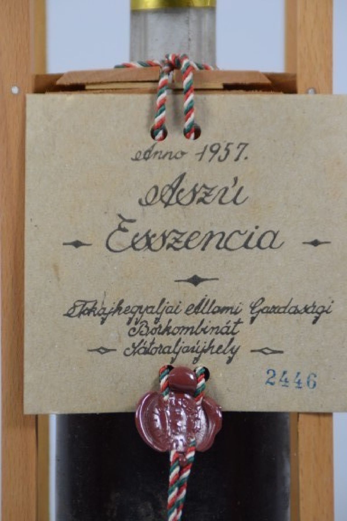 Detail b: 1 Flasche Tokaji Aszu Eszencia Ungarn 1957, ca. 75 cl, mid soulder unverkostet, orig. verkorkt
