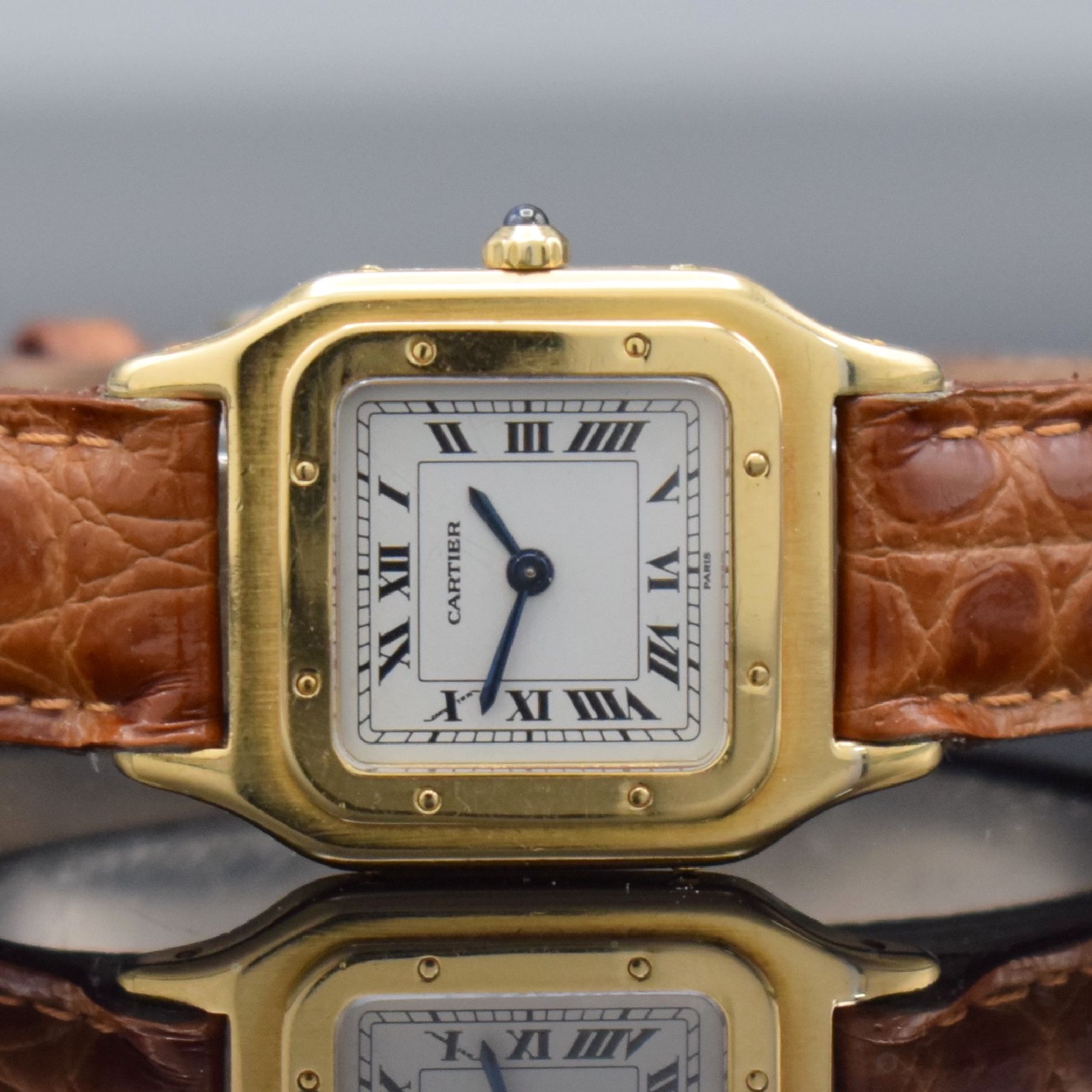 Detail a: CARTIER Paris Damenarmbanduhr aus Modellserie Panthere in GG 750/000, Frankreich/Schweiz um 1980, Handaufzug, seitlich verschr. Gehäuse, weißes ...