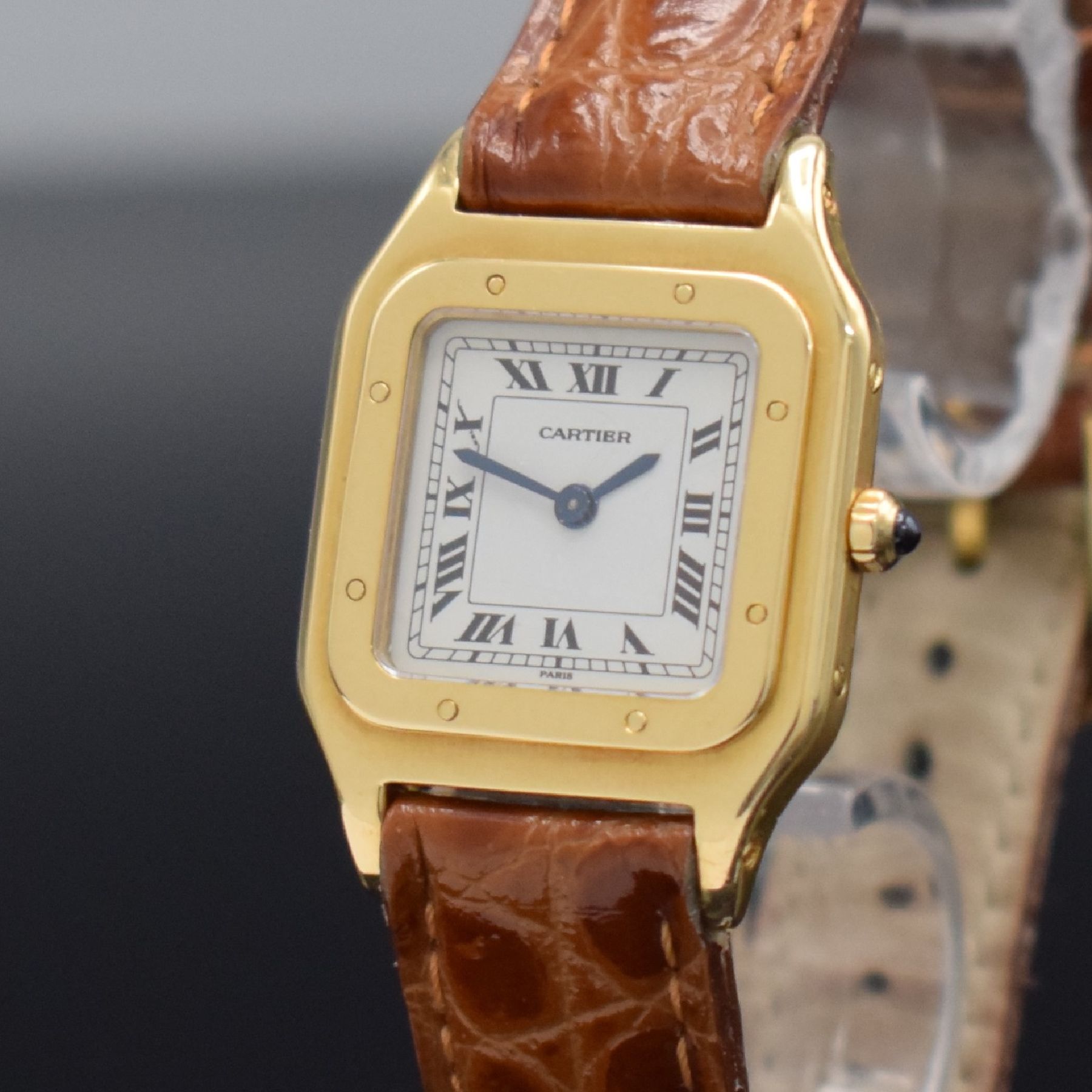 Detail c: CARTIER Paris Damenarmbanduhr aus Modellserie Panthere in GG 750/000, Frankreich/Schweiz um 1980, Handaufzug, seitlich verschr. Gehäuse, weißes ...
