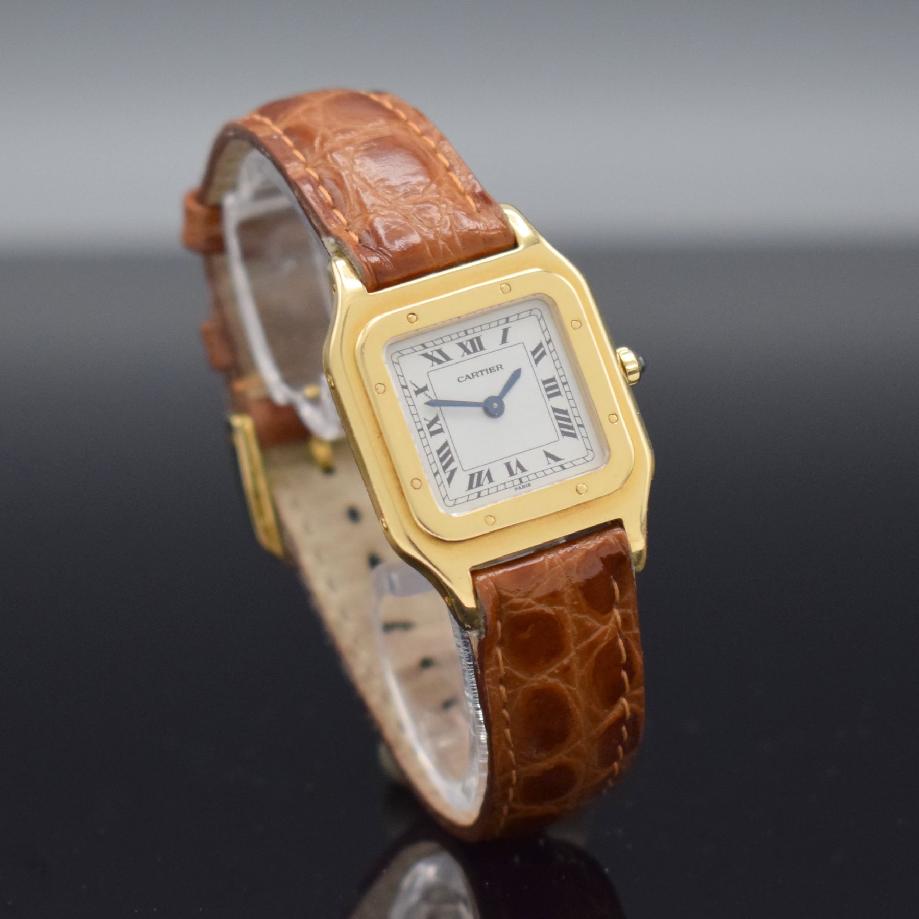 Detail d: CARTIER Paris Damenarmbanduhr aus Modellserie Panthere in GG 750/000, Frankreich/Schweiz um 1980, Handaufzug, seitlich verschr. Gehäuse, weißes ...
