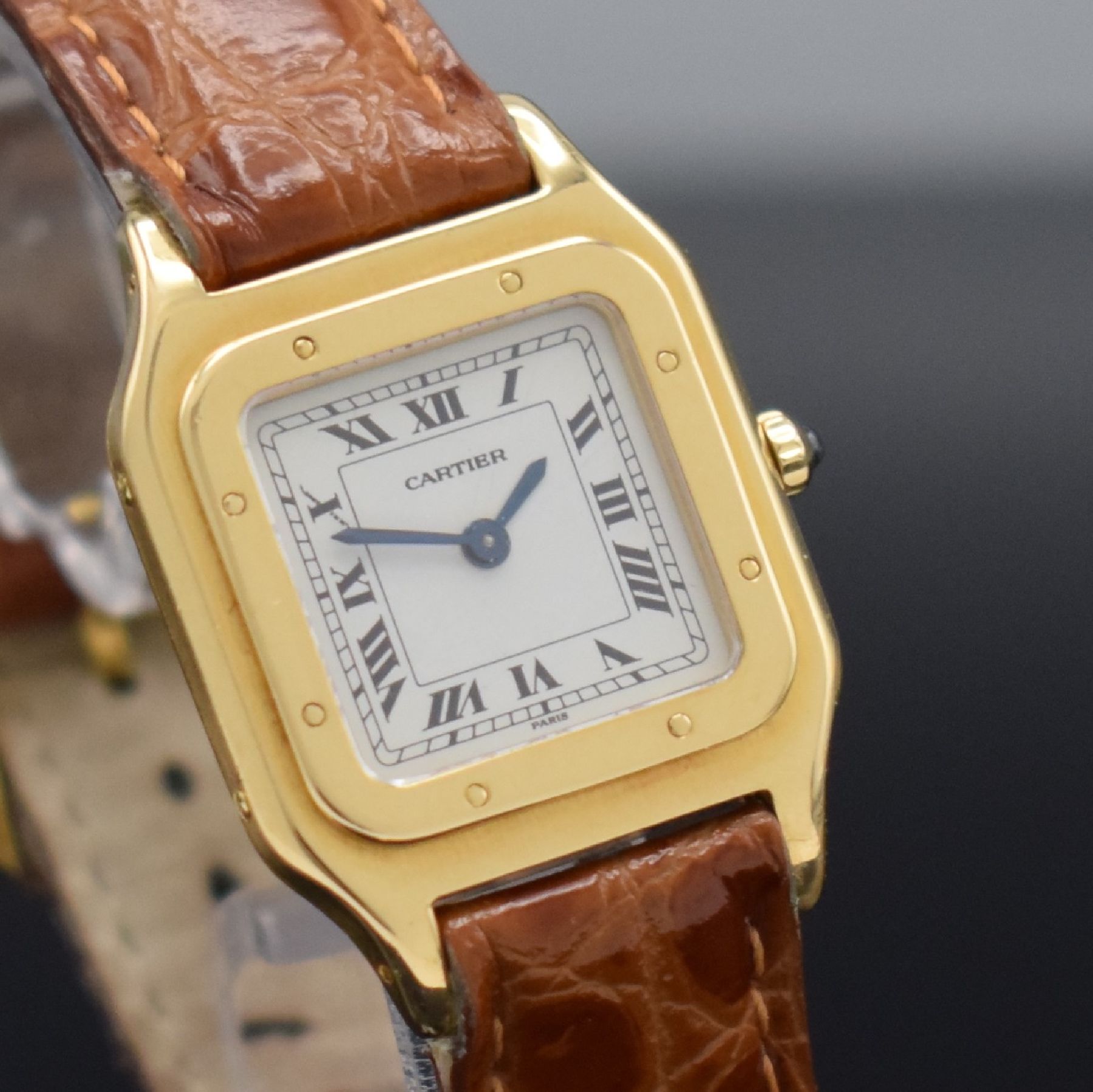 Detail e: CARTIER Paris Damenarmbanduhr aus Modellserie Panthere in GG 750/000, Frankreich/Schweiz um 1980, Handaufzug, seitlich verschr. Gehäuse, weißes ...