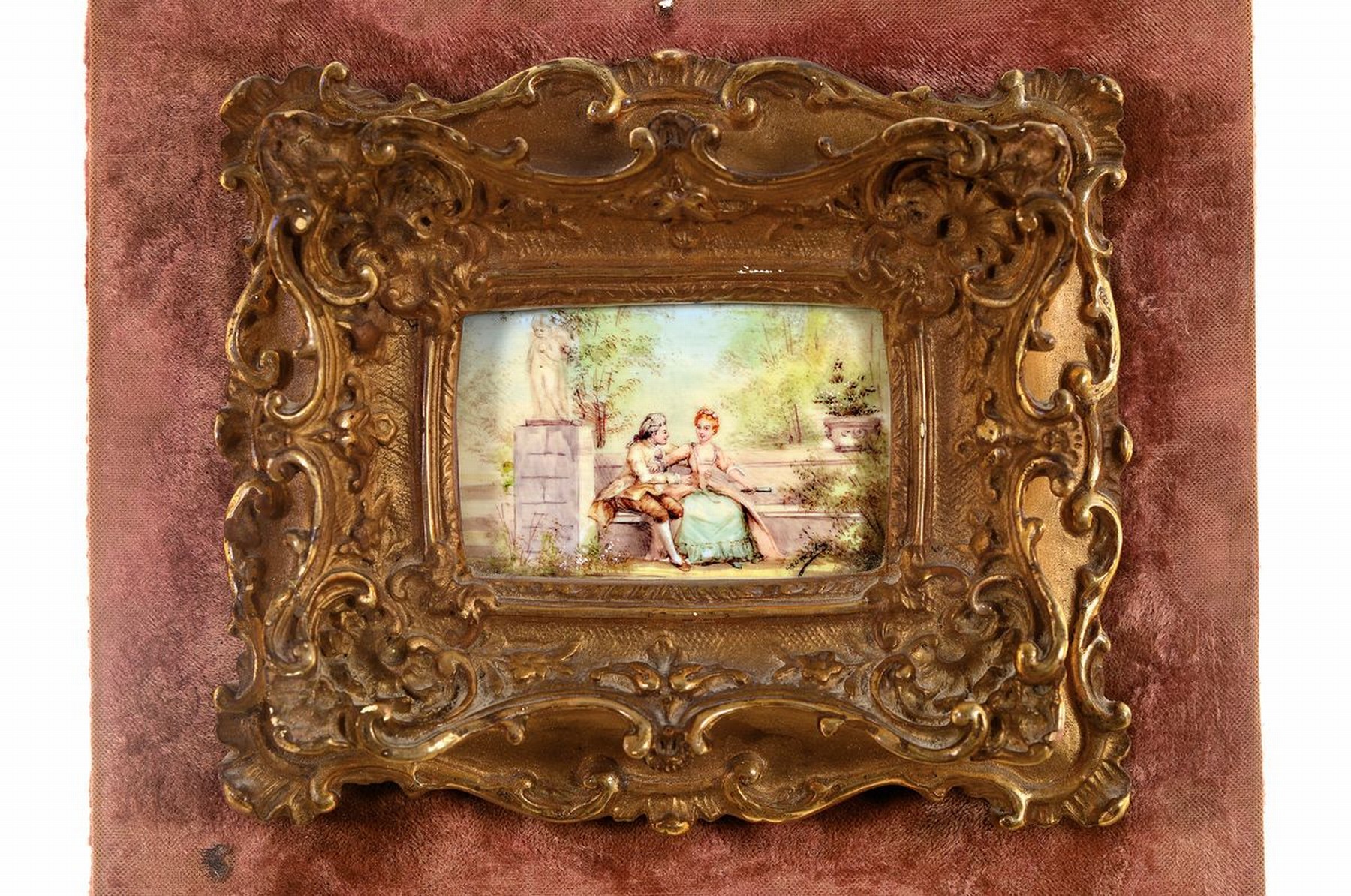 Detail l: Laure Lévy, 1866 Beaumont-du-Périgord - 1954 Polichinelle, zwei Pendants, Miniaturmalereien, galantes Paar in Parklandschaften, unter Glas, Rahmen, ...