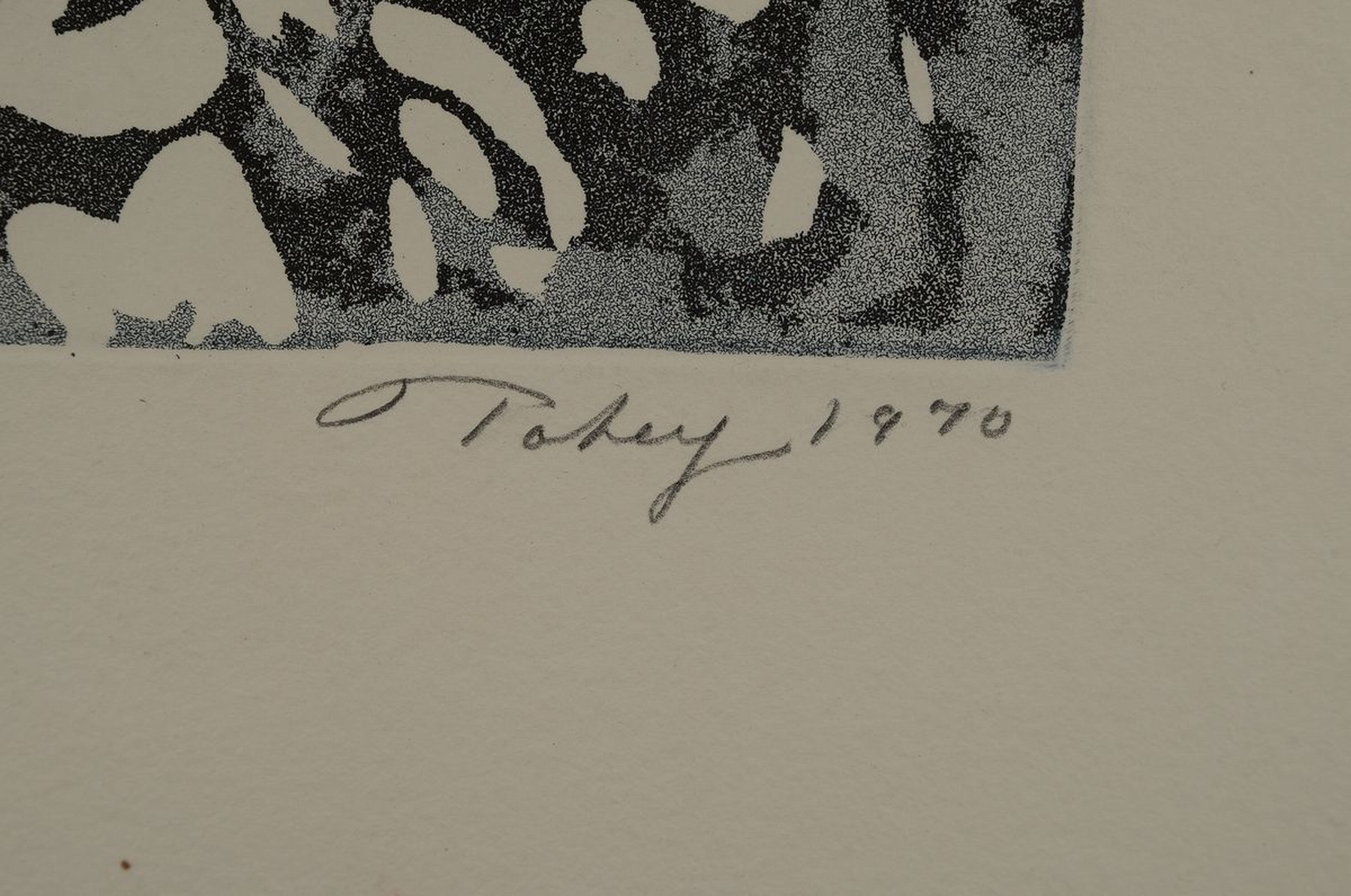 Detail c: Mark Tobey, 1890 Centerville, Wisconsin - 1976 Basel, zwei Farbradierungen, beide handsigniert, num. 46/75 bzw. 17/60, 31 x 24 cm bzw. 28 x 28.5 cm, ...
