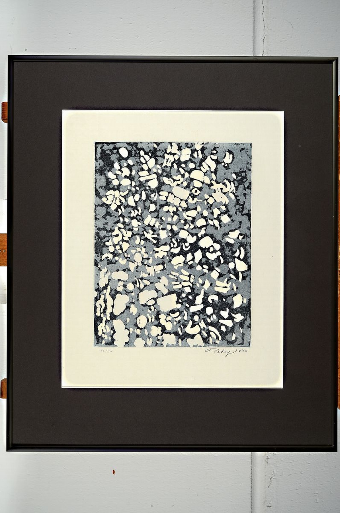 Detail m: Mark Tobey, 1890 Centerville, Wisconsin - 1976 Basel, zwei Farbradierungen, beide handsigniert, num. 46/75 bzw. 17/60, 31 x 24 cm bzw. 28 x 28.5 cm, ...