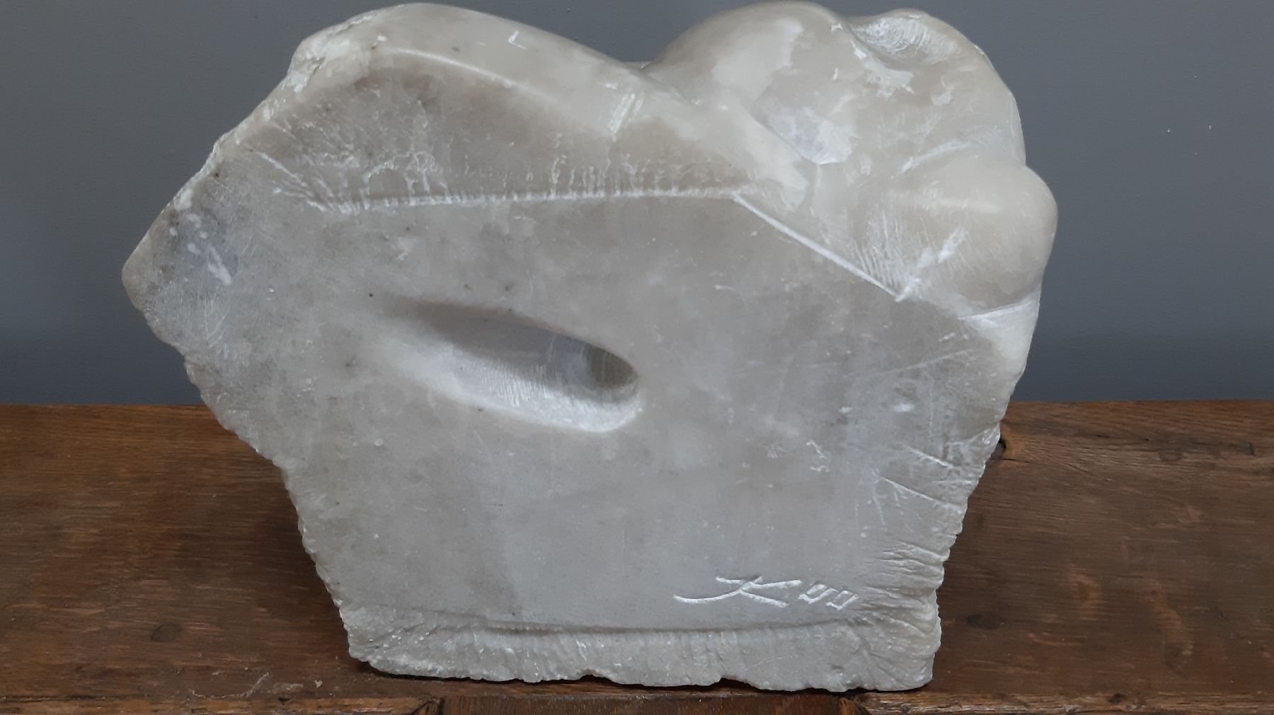 Detail a: Zeitgenössischer Monogrammist, dat. 00 (2000), Skulptur, Alabaster, liegender Frauentorso, mit der Form des Steines gearbeitet, ca. 20 x 24 x 9 cm