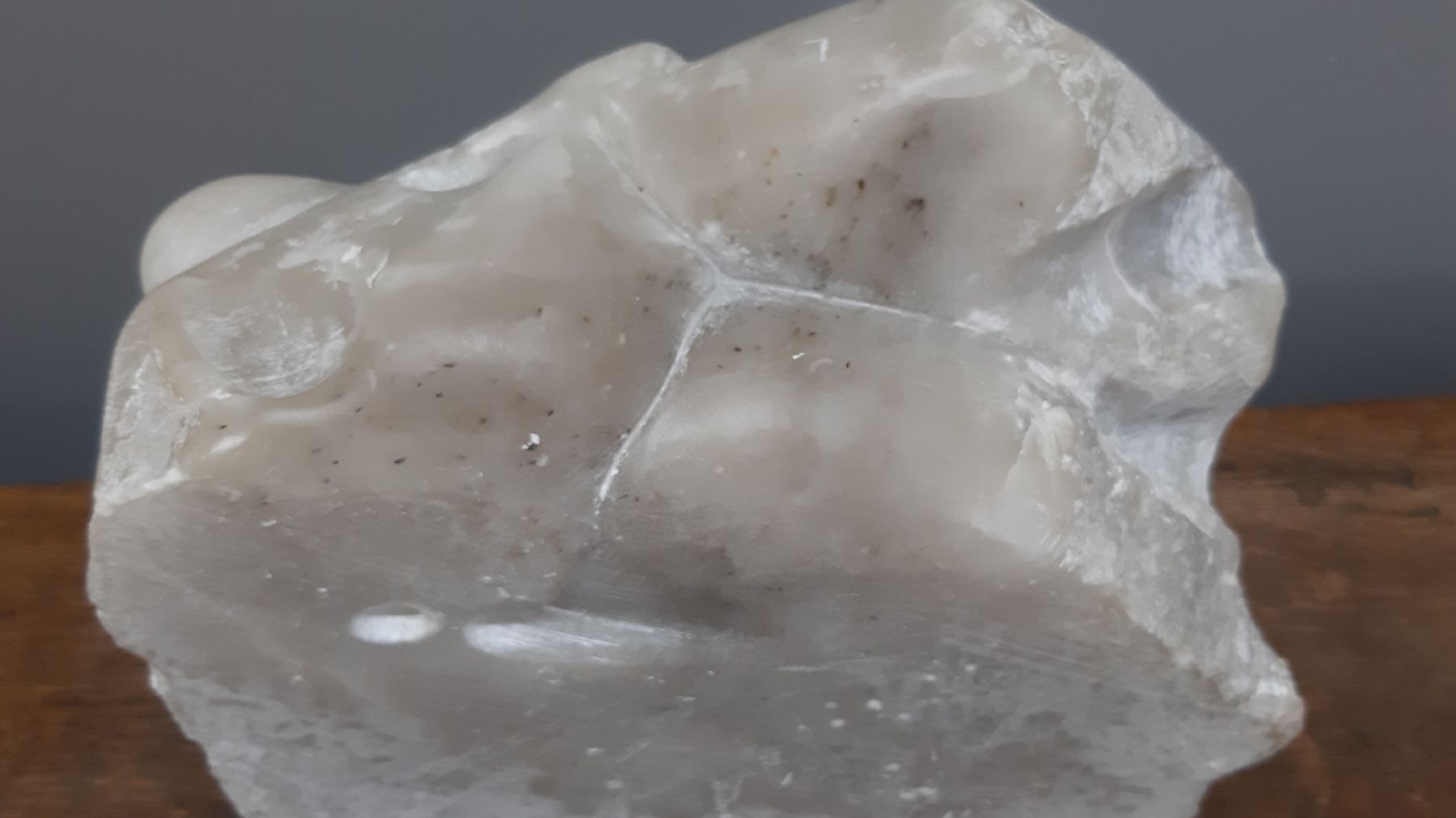 Detail b: Zeitgenössischer Monogrammist, dat. 00 (2000), Skulptur, Alabaster, liegender Frauentorso, mit der Form des Steines gearbeitet, ca. 20 x 24 x 9 cm