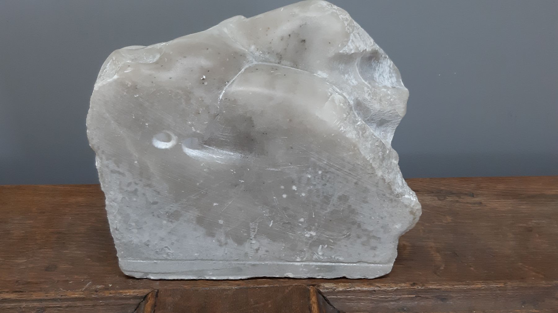 Detail c: Zeitgenössischer Monogrammist, dat. 00 (2000), Skulptur, Alabaster, liegender Frauentorso, mit der Form des Steines gearbeitet, ca. 20 x 24 x 9 cm