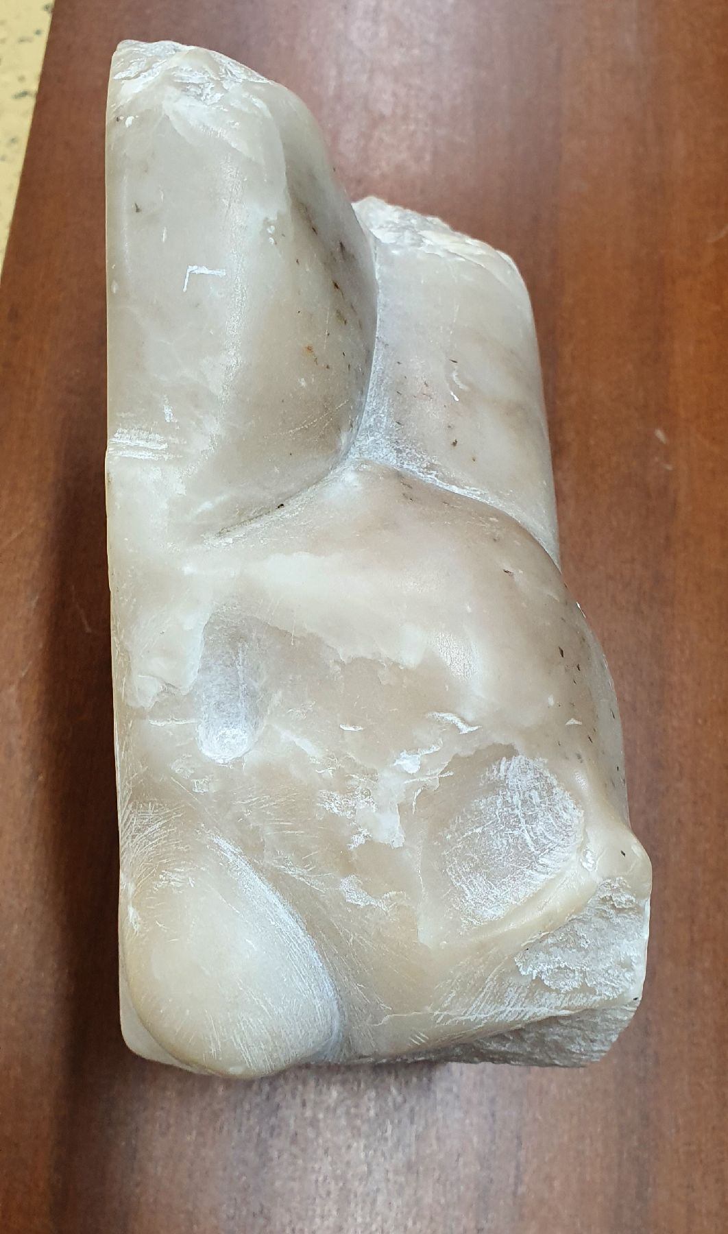 Detail d: Zeitgenössischer Monogrammist, dat. 00 (2000), Skulptur, Alabaster, liegender Frauentorso, mit der Form des Steines gearbeitet, ca. 20 x 24 x 9 cm