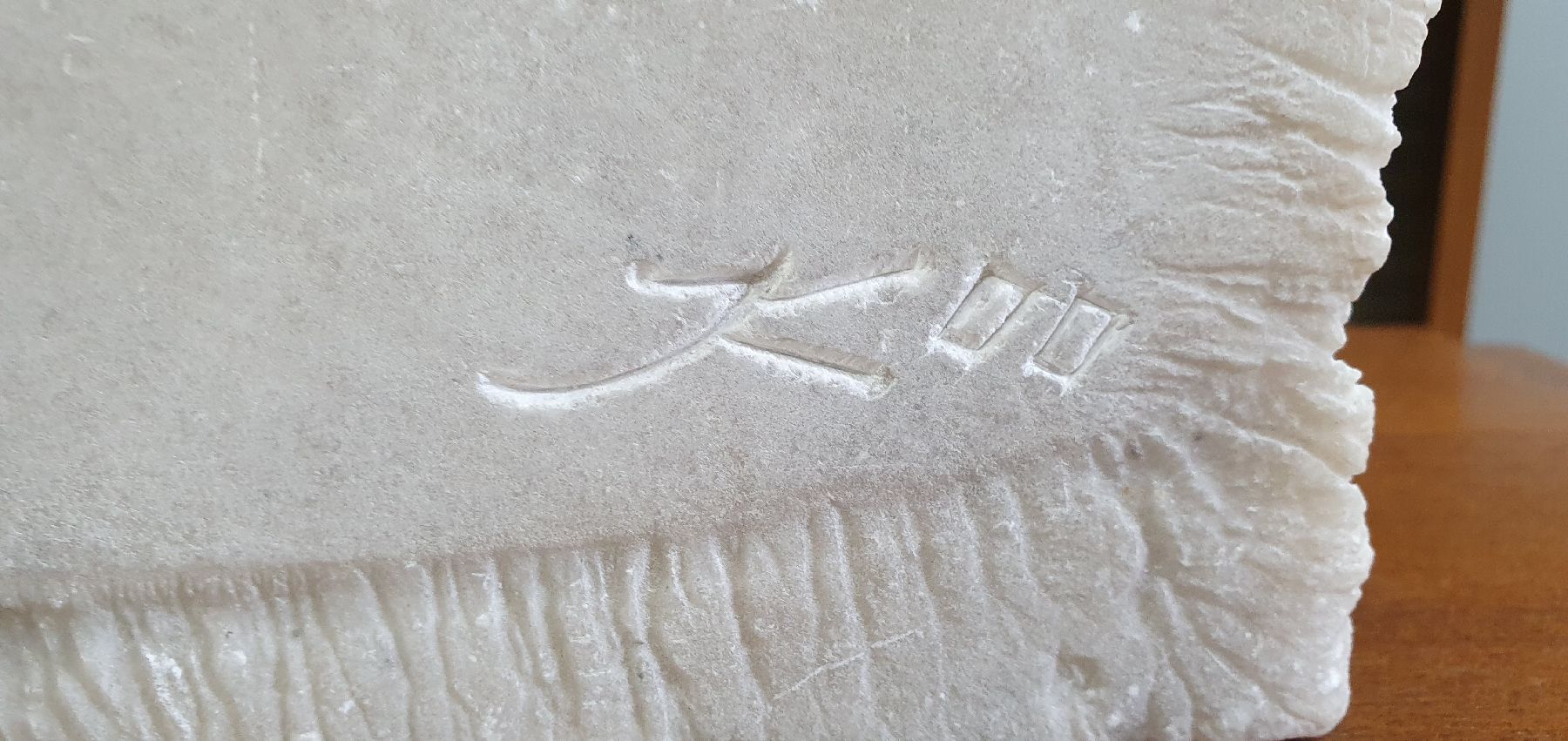 Detail e: Zeitgenössischer Monogrammist, dat. 00 (2000), Skulptur, Alabaster, liegender Frauentorso, mit der Form des Steines gearbeitet, ca. 20 x 24 x 9 cm