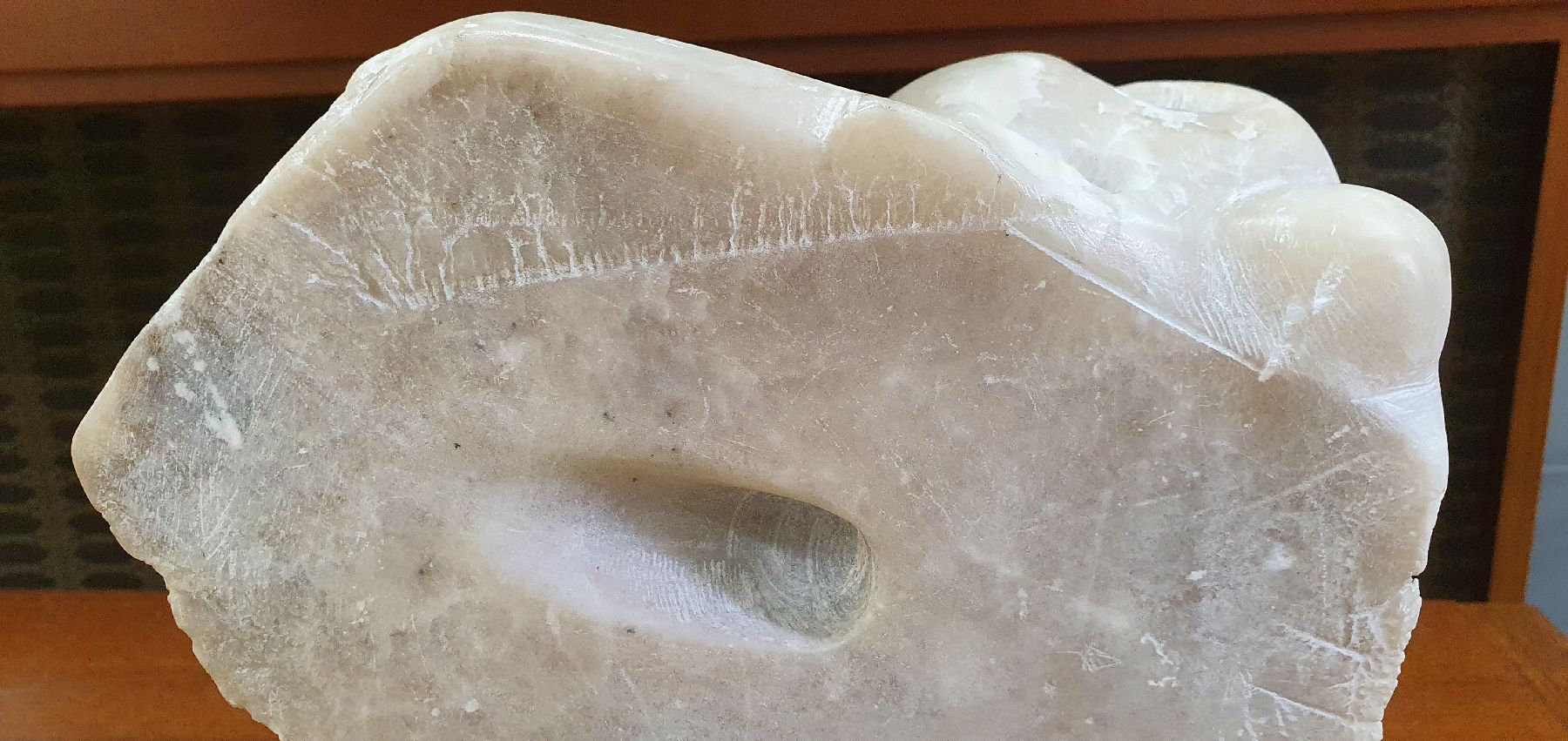 Detail f: Zeitgenössischer Monogrammist, dat. 00 (2000), Skulptur, Alabaster, liegender Frauentorso, mit der Form des Steines gearbeitet, ca. 20 x 24 x 9 cm