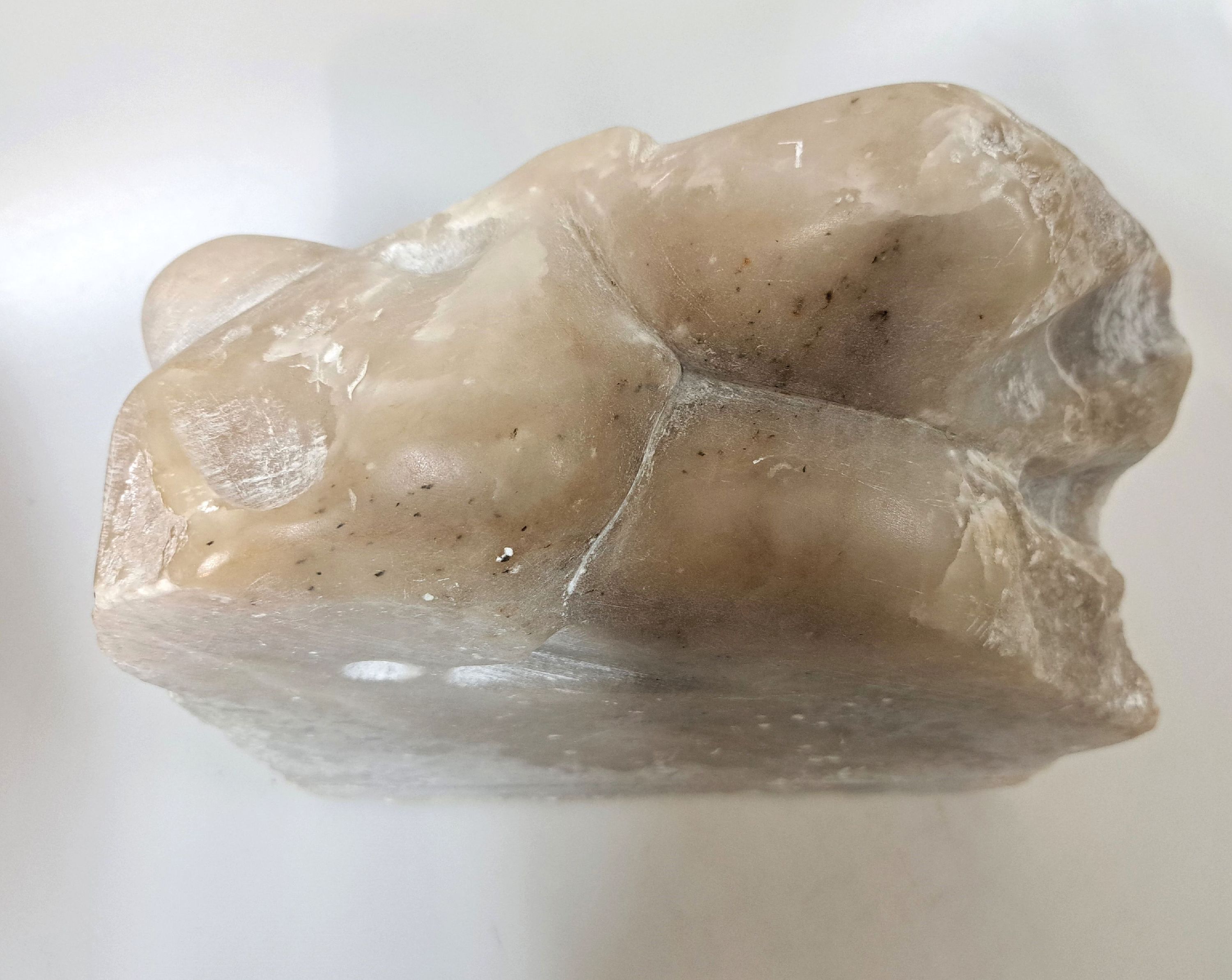 Detail l: Zeitgenössischer Monogrammist, dat. 00 (2000), Skulptur, Alabaster, liegender Frauentorso, mit der Form des Steines gearbeitet, ca. 20 x 24 x 9 cm
