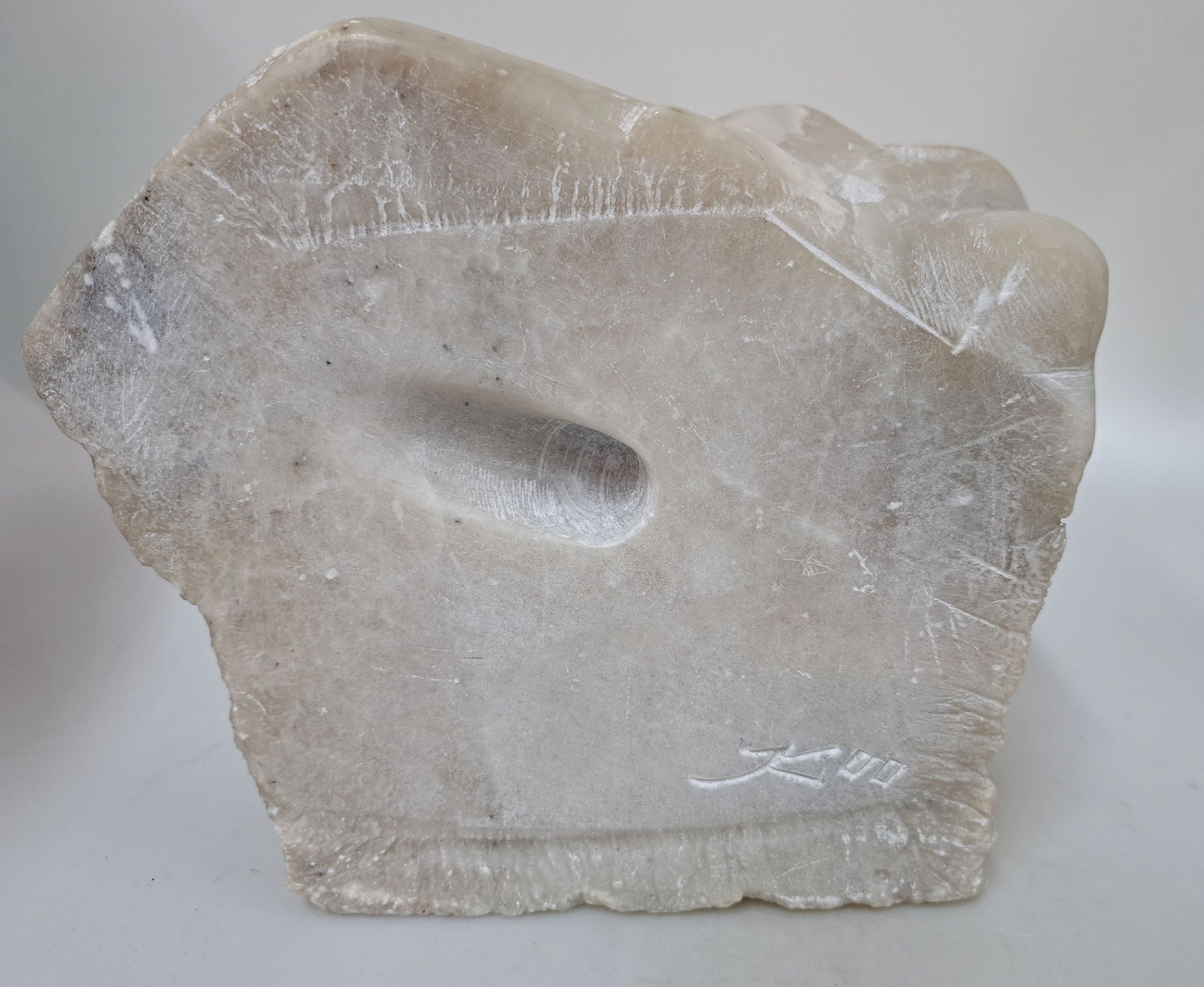 Detail m: Zeitgenössischer Monogrammist, dat. 00 (2000), Skulptur, Alabaster, liegender Frauentorso, mit der Form des Steines gearbeitet, ca. 20 x 24 x 9 cm