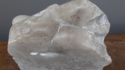 26193608b - Zeitgenössischer Monogrammist, dat. 00 (2000), Skulptur, Alabaster, liegender ...