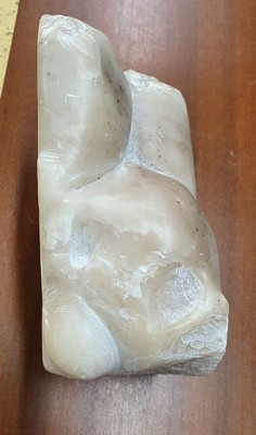 26193608d - Zeitgenössischer Monogrammist, dat. 00 (2000), Skulptur, Alabaster, liegender ...