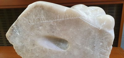 26193608f - Zeitgenössischer Monogrammist, dat. 00 (2000), Skulptur, Alabaster, liegender ...