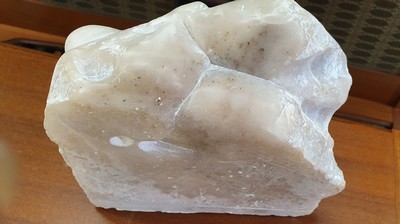 26193608g - Zeitgenössischer Monogrammist, dat. 00 (2000), Skulptur, Alabaster, liegender ...