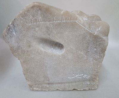 26193608m - Zeitgenössischer Monogrammist, dat. 00 (2000), Skulptur, Alabaster, liegender ...