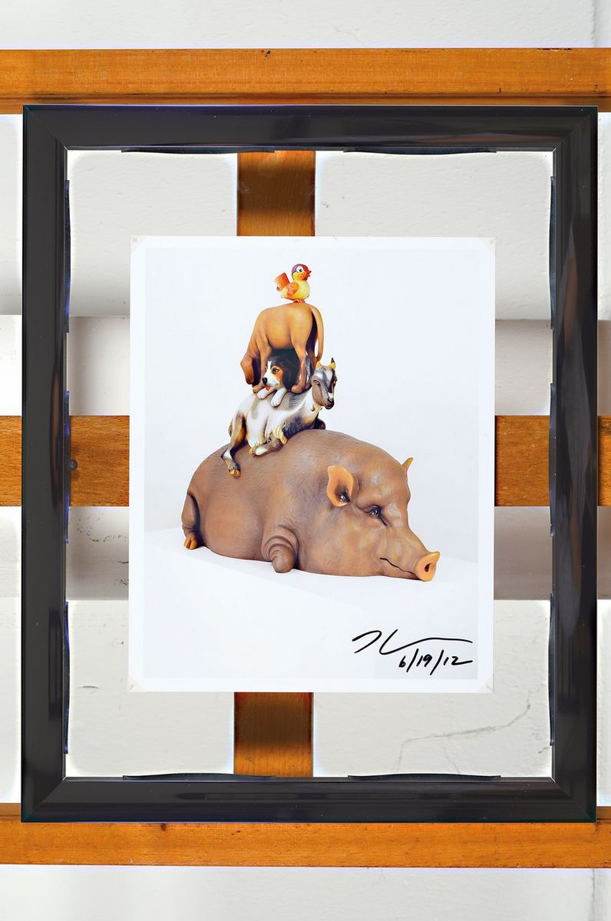 Detail k: Jeff Koons, geb. 1955, "Stacked", Fotografie, handsign., dat., zwischen doppeltem Plexiglas gerahmt, Motiv. ca. 25x20 cm, gesamt ca. 40x32 ...