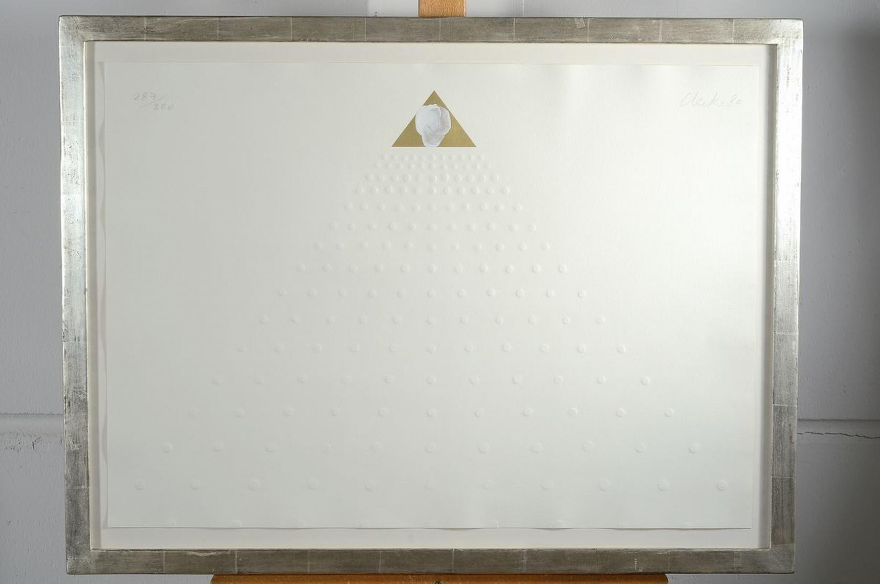 Detail k: Günther Uecker, geb. 1930, Prägedruck, "Die Spitze der Pyramide (1980)", Goldfolie mit Daumenabdruck des Künstlers in weißer ...