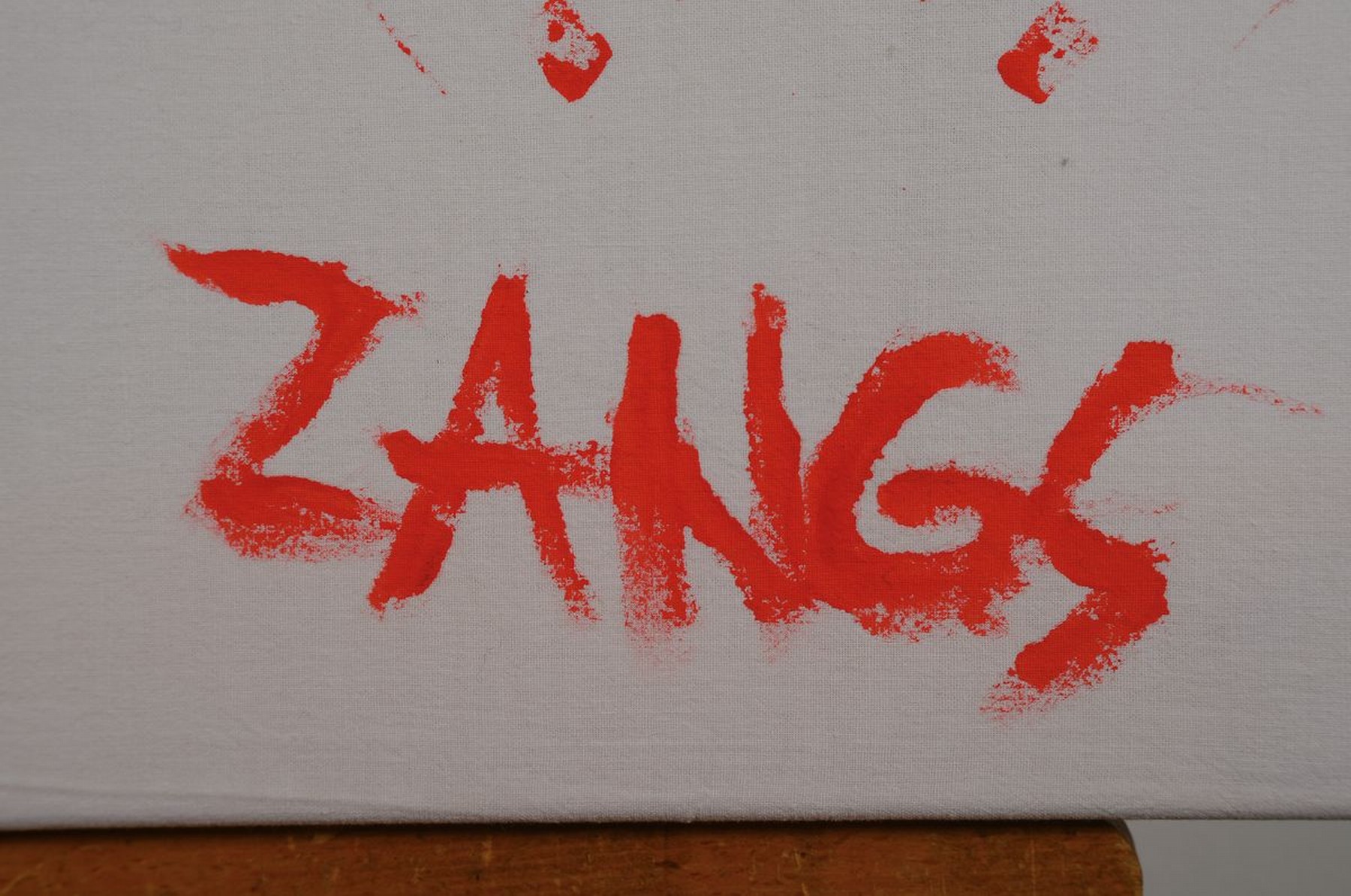 Detail a: Herbert Zangs,1924-2003, mit roter Farbe gestaltetes Leintuch, quadratische Stempelanordnung mit mathematischen Zeichen, Stempeltechnik, Unikat, ...