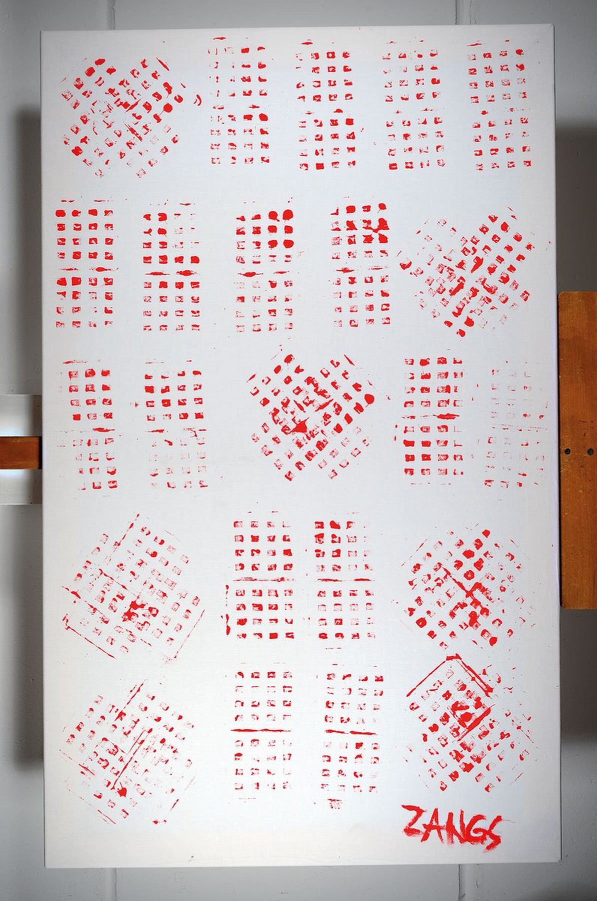 Detail k: Herbert Zangs,1924-2003, mit roter Farbe gestaltetes Leintuch, quadratische Stempelanordnung mit mathematischen Zeichen, Stempeltechnik, Unikat, ...