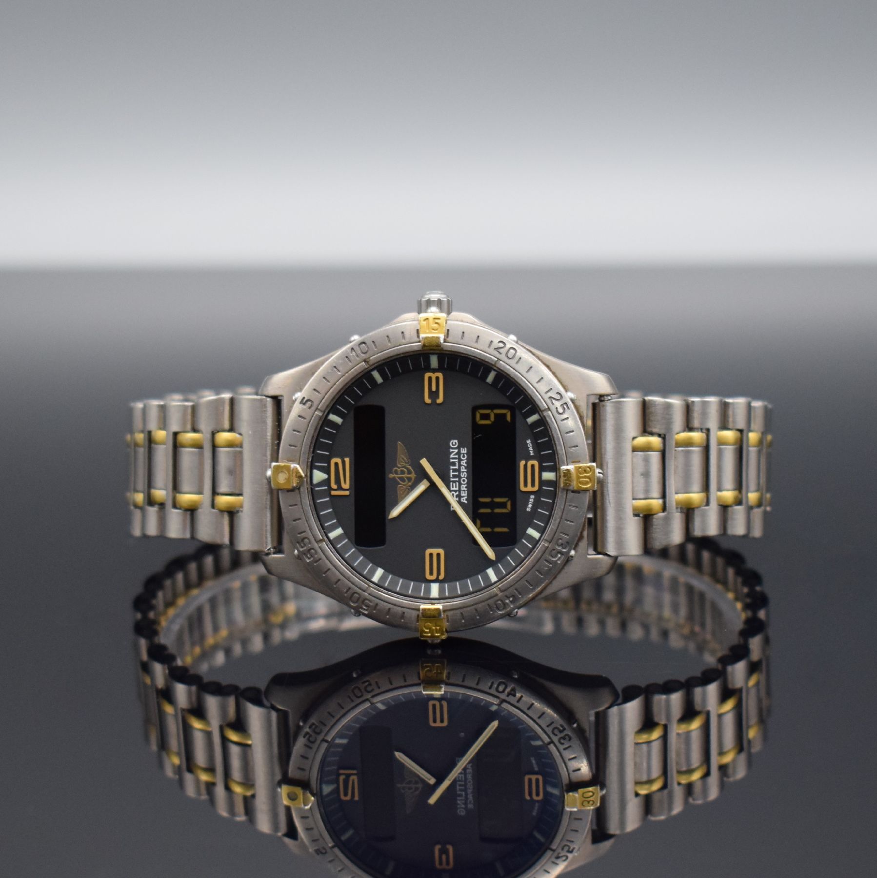 BREITLING Aerospace Multifunktionsuhr in Titan/Gold Ref. F56062, Schweiz lt. orig. Papier verkauft 1995, quarz, satiniertes gedr. Geh., eins. drehb. ...